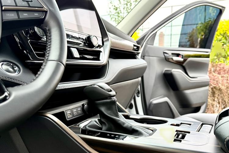 Used Toyota Highlander 2023 2.5L Smart Electric Hybrid Dual-Engine 4x4 Knight Edition 7 Seats
