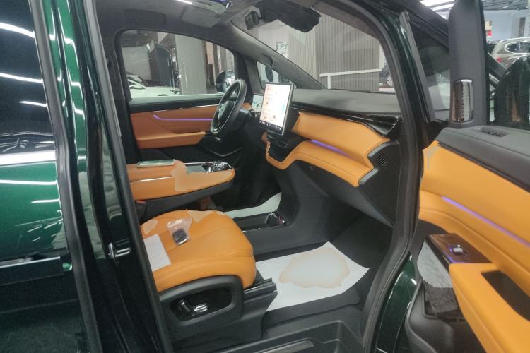 Used  LEVC L380 2024 140-Degree 6-Seater All-Wheel-Drive Ultra
