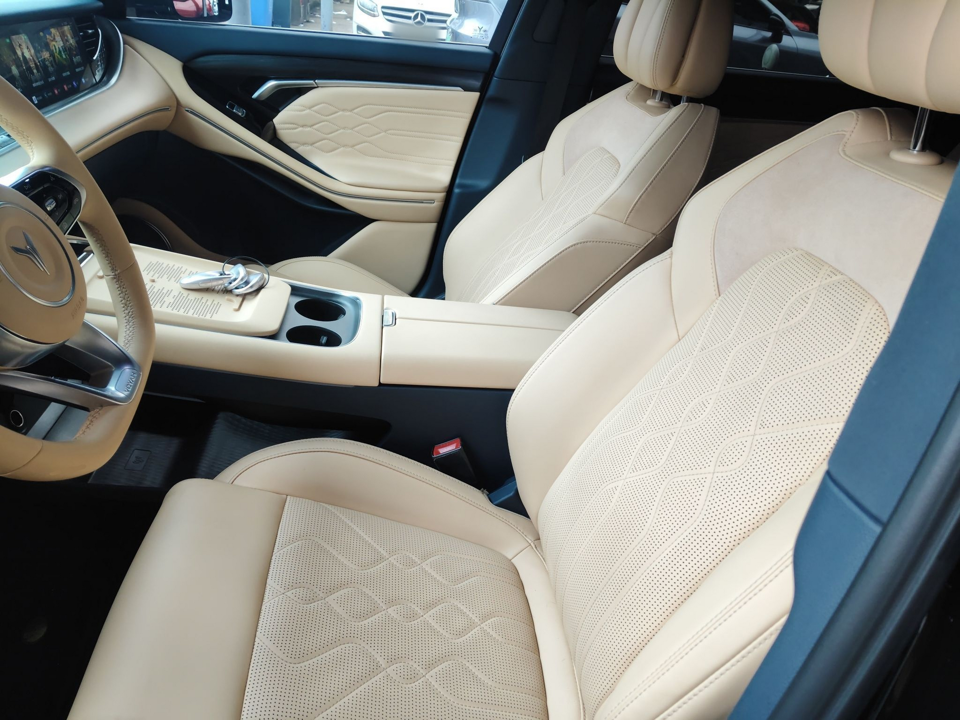 المقاعد الأمامية داخل السيارة