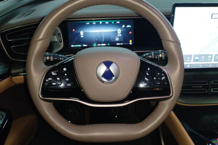 Used Denza D9 2022 DM-i 1040 Prestige Model
