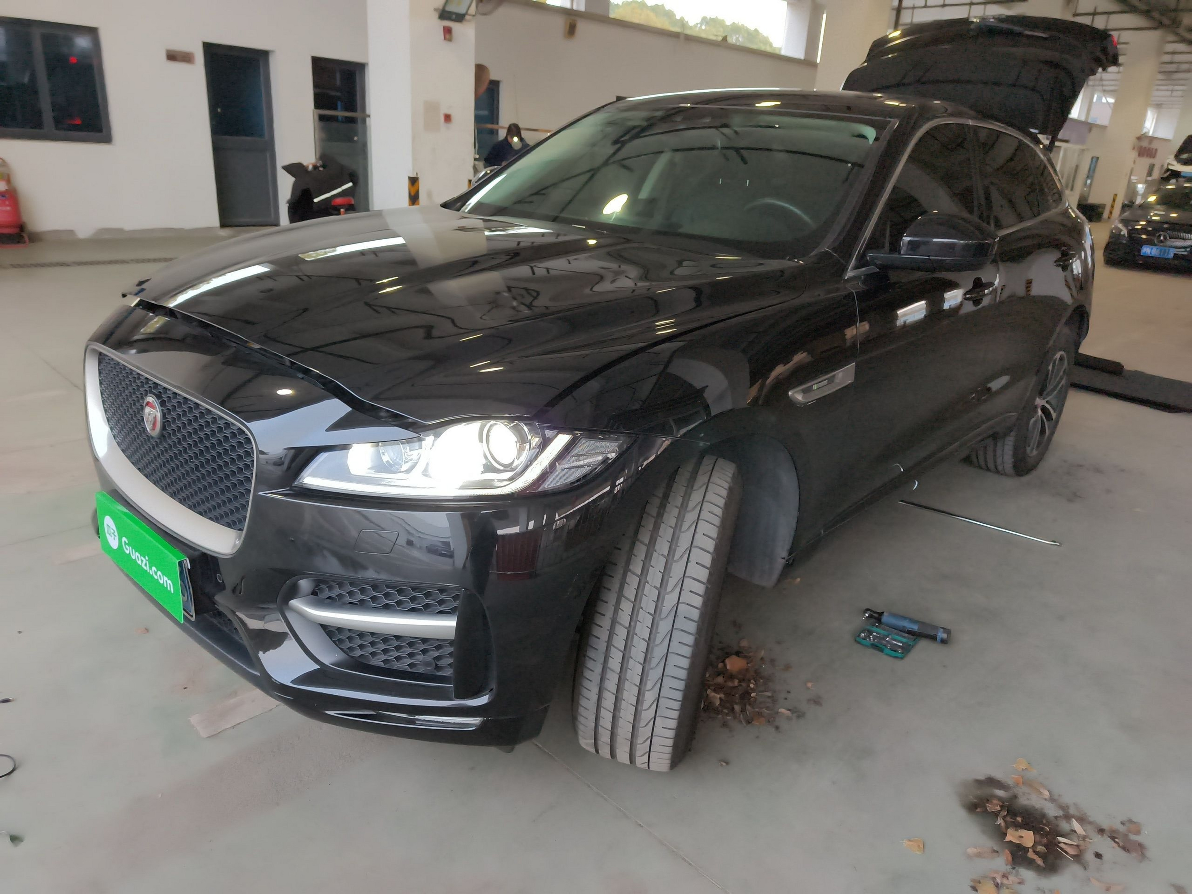 Под передней частью автомобиля