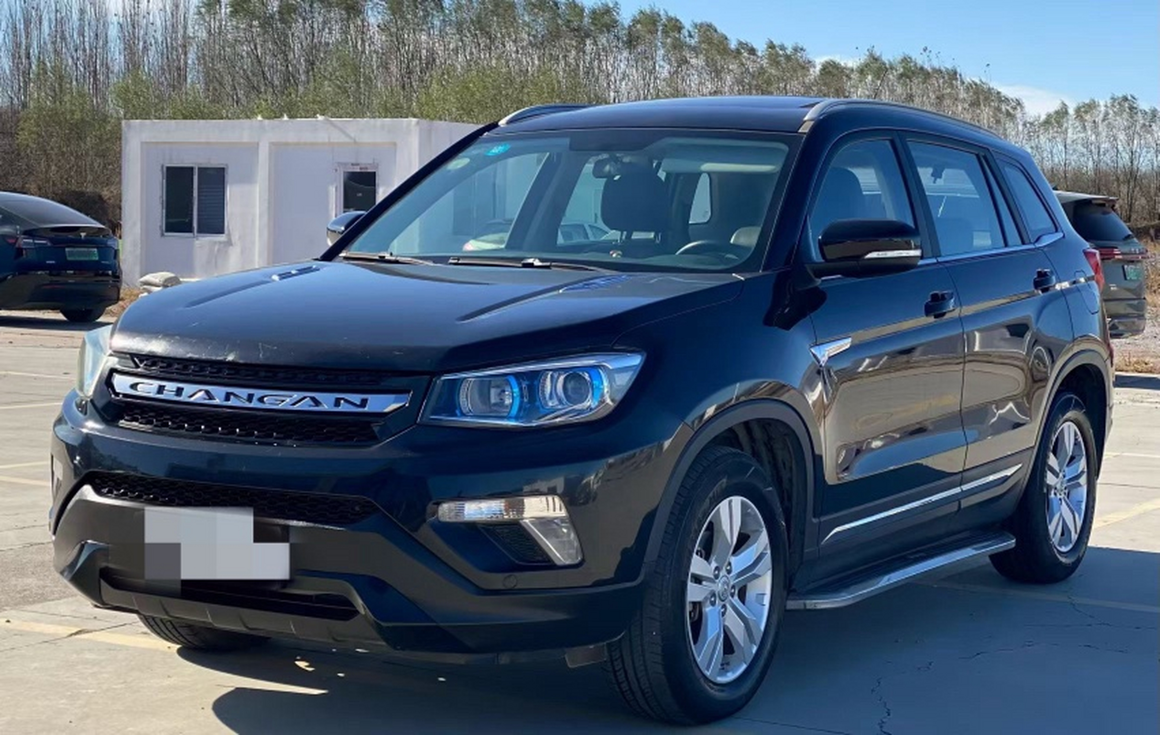 Под передней частью автомобиля