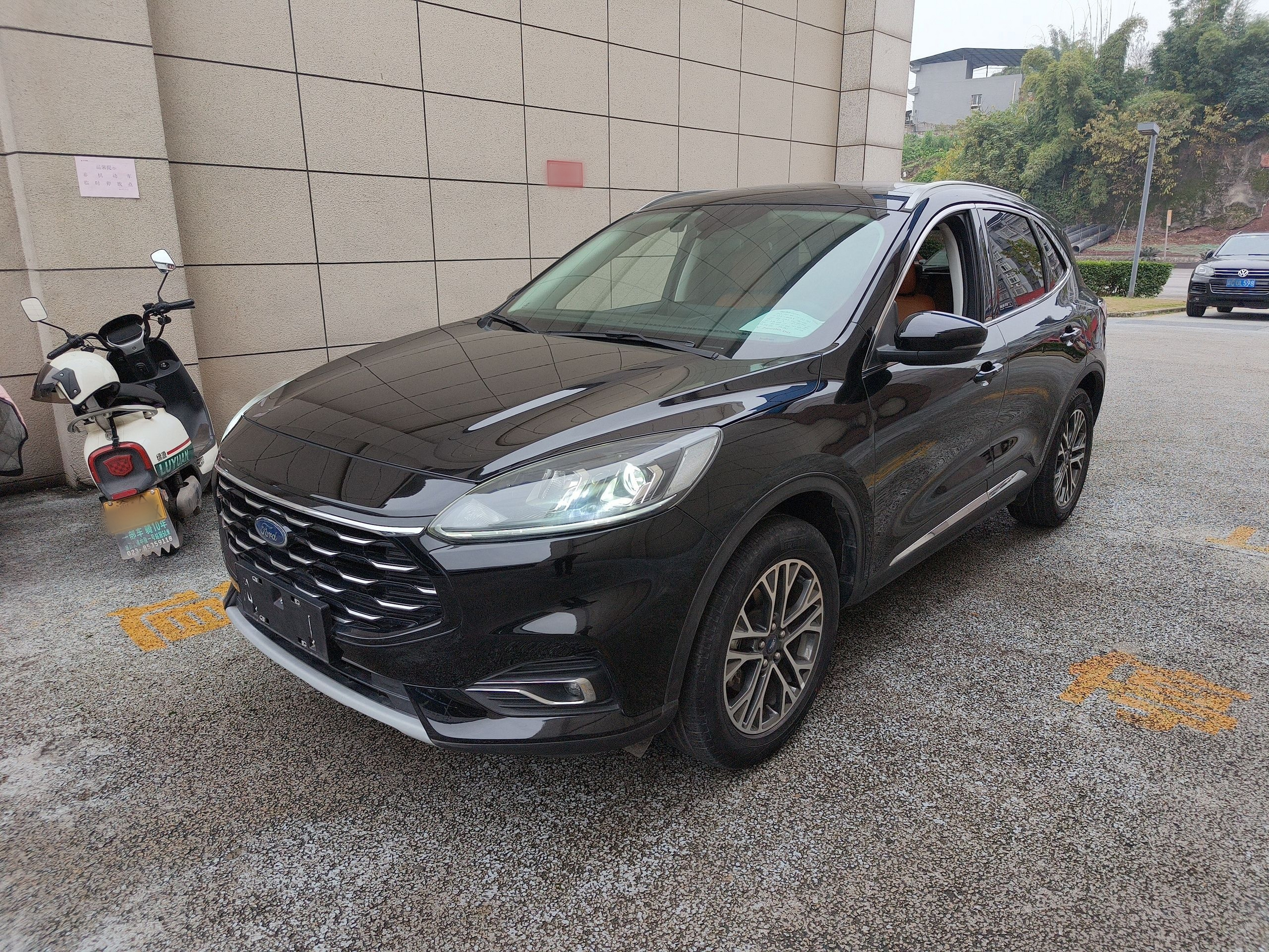 Под передней частью автомобиля