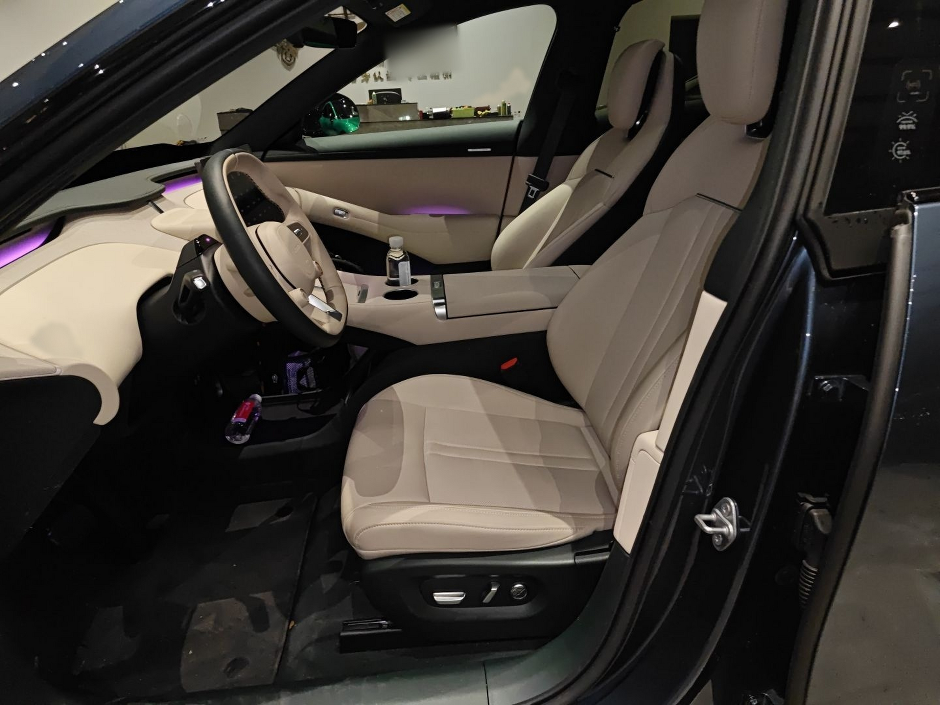 المقاعد الأمامية داخل السيارة