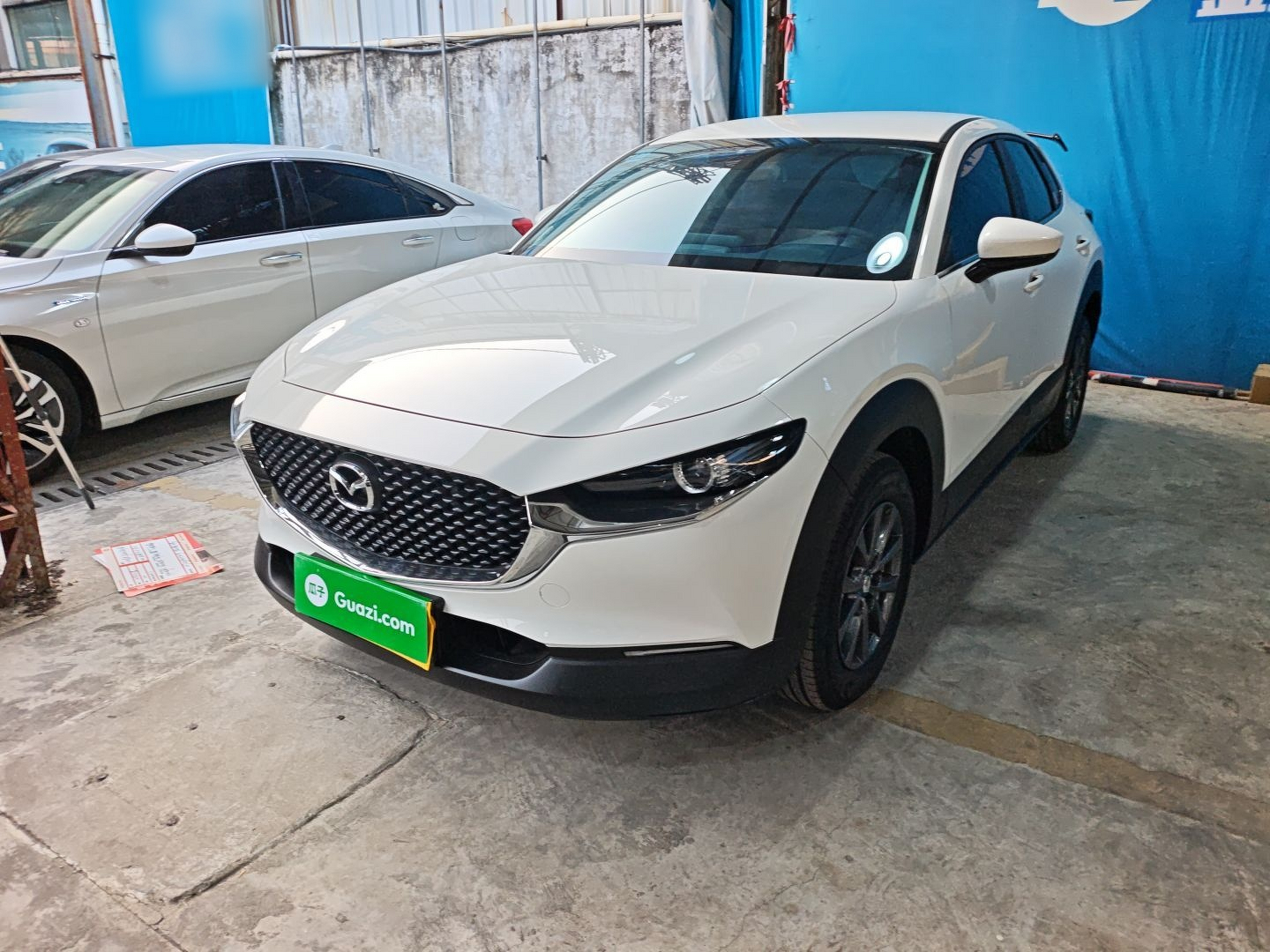 Под передней частью автомобиля