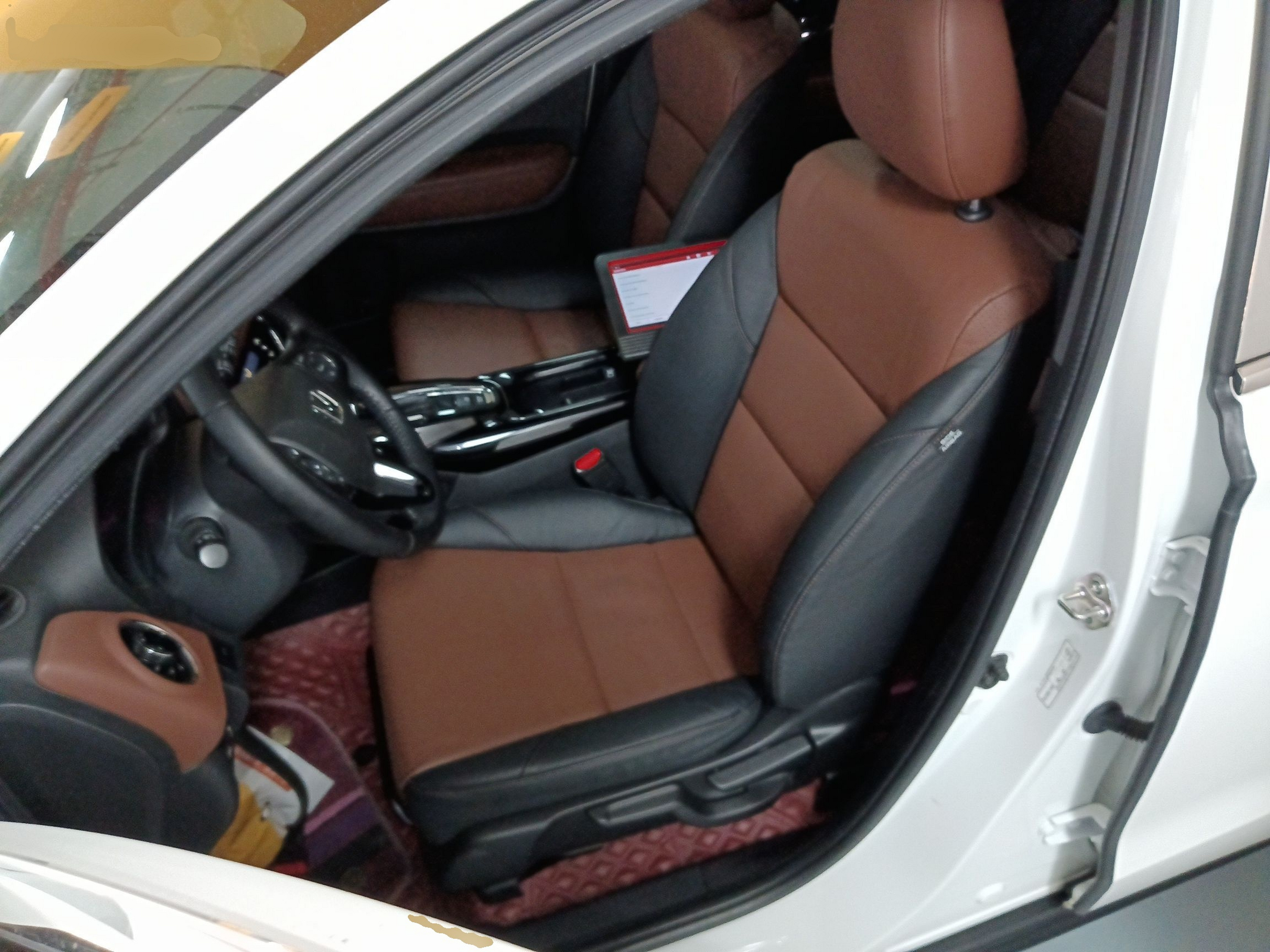 المقاعد الأمامية داخل السيارة