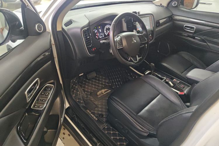 Used Mitsubishi Outlander 2019 2.0L Two-Wheel Drive Comfort Edition 7-Seater China VI Standard
