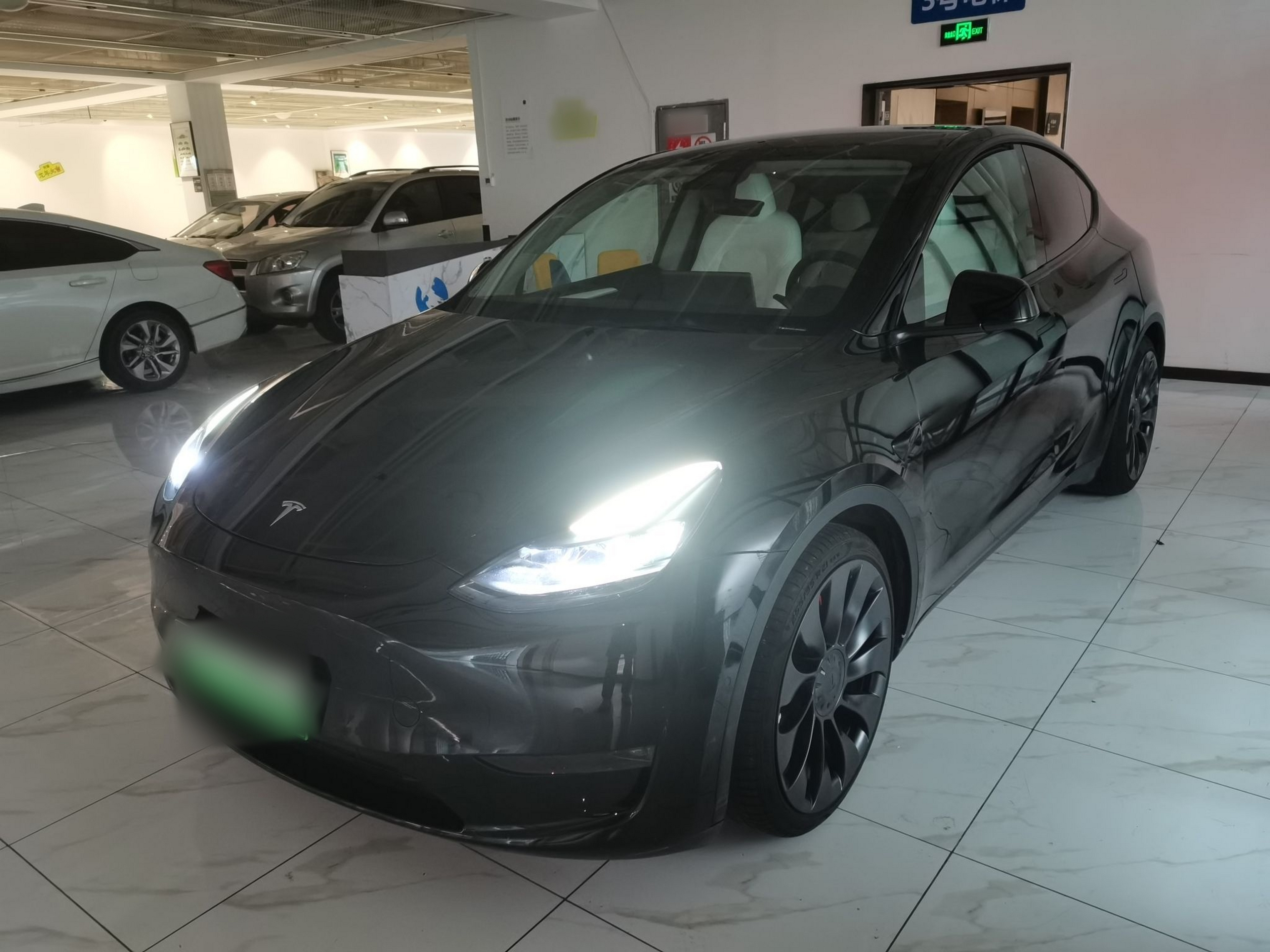 تحت مقدمة السيارة