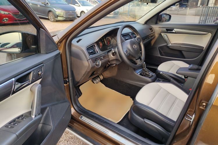 Used Volkswagen Cross Lavida 2014 1.4TSI DSG
