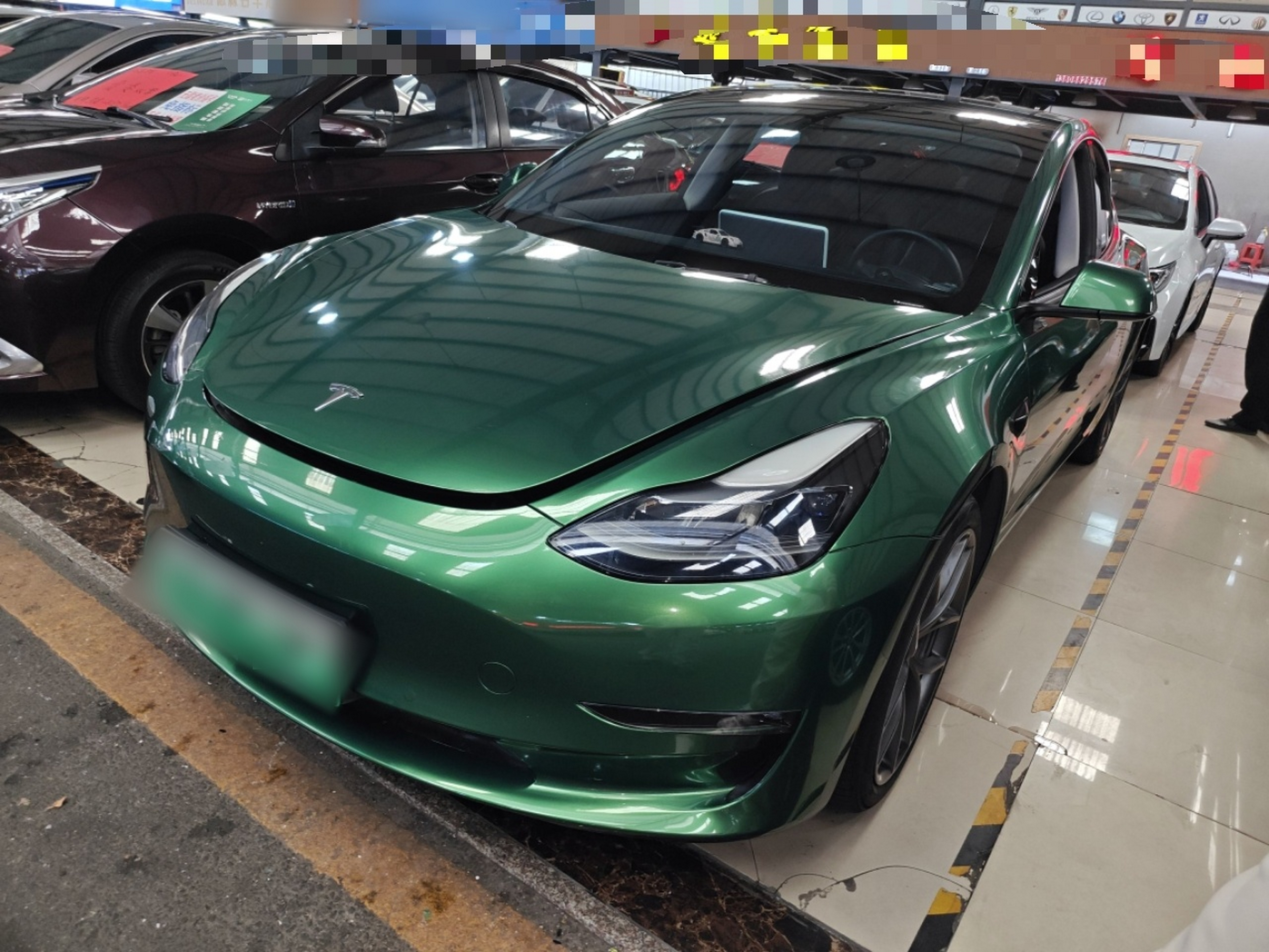 Под передней частью автомобиля