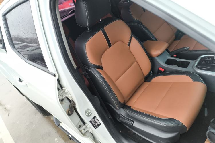 Used SAIC MAXUS T70 2019 2.0T Diesel Automatic Two-Wheel Drive Comfort Edition with Long Bed and High Ground Clearance
