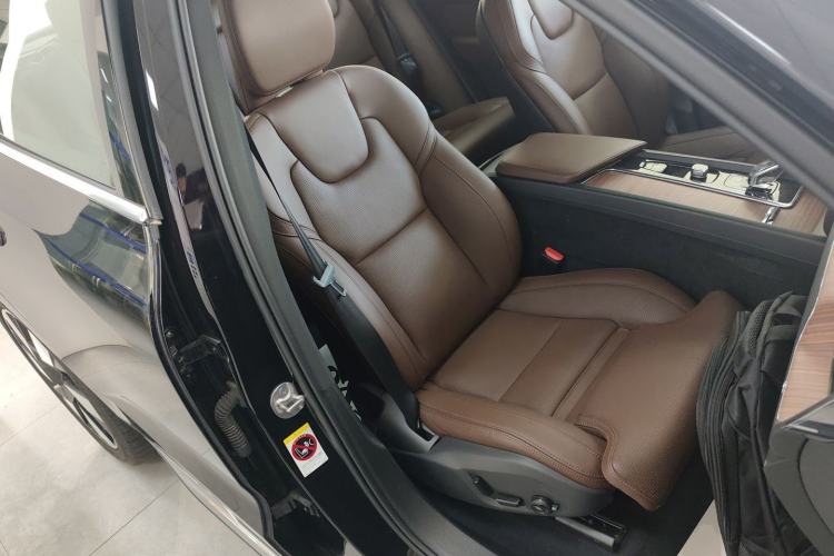 Used Volvo XC60 New Energy 2025 Plug-in Hybrid Long-Range All-Wheel Drive Smart Luxury Edition
