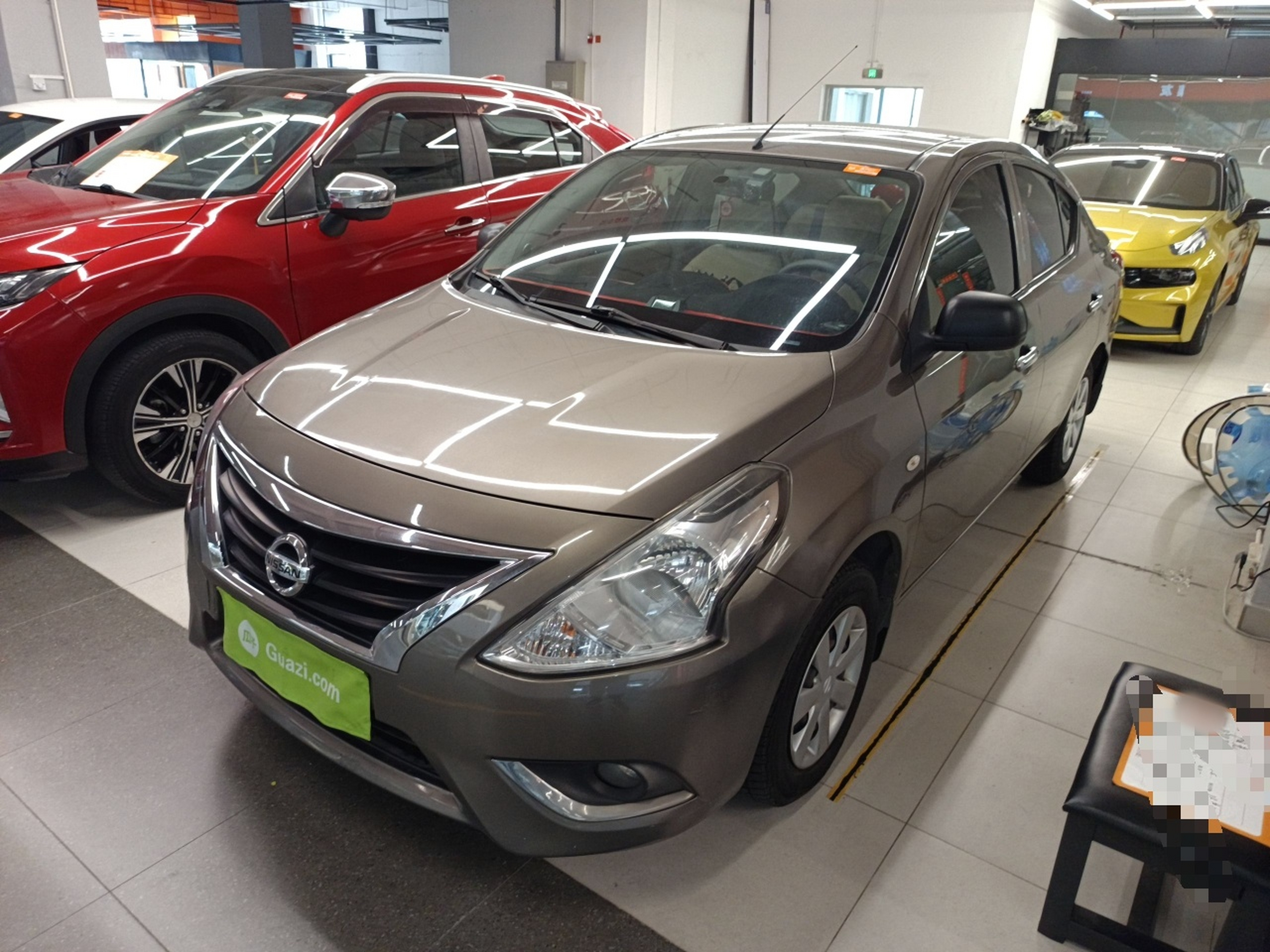 تحت مقدمة السيارة