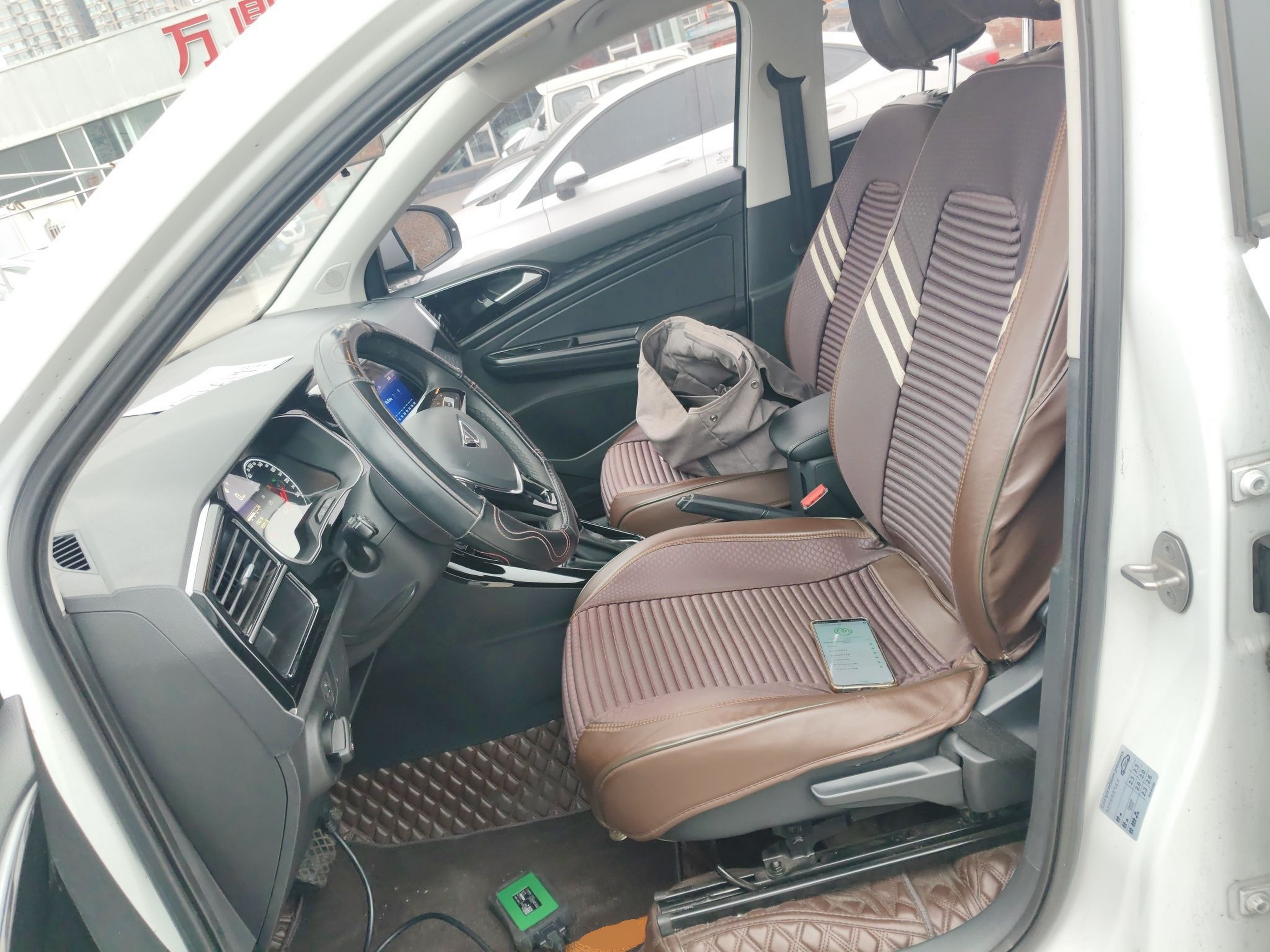 Переднее сиденье в автомобиле