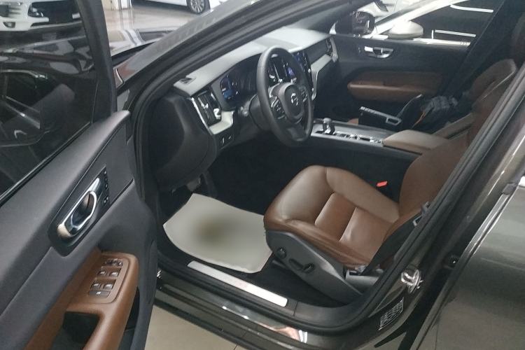 Used Volvo XC60 2022 B5 4x4 Zhiyi Luxury Edition
