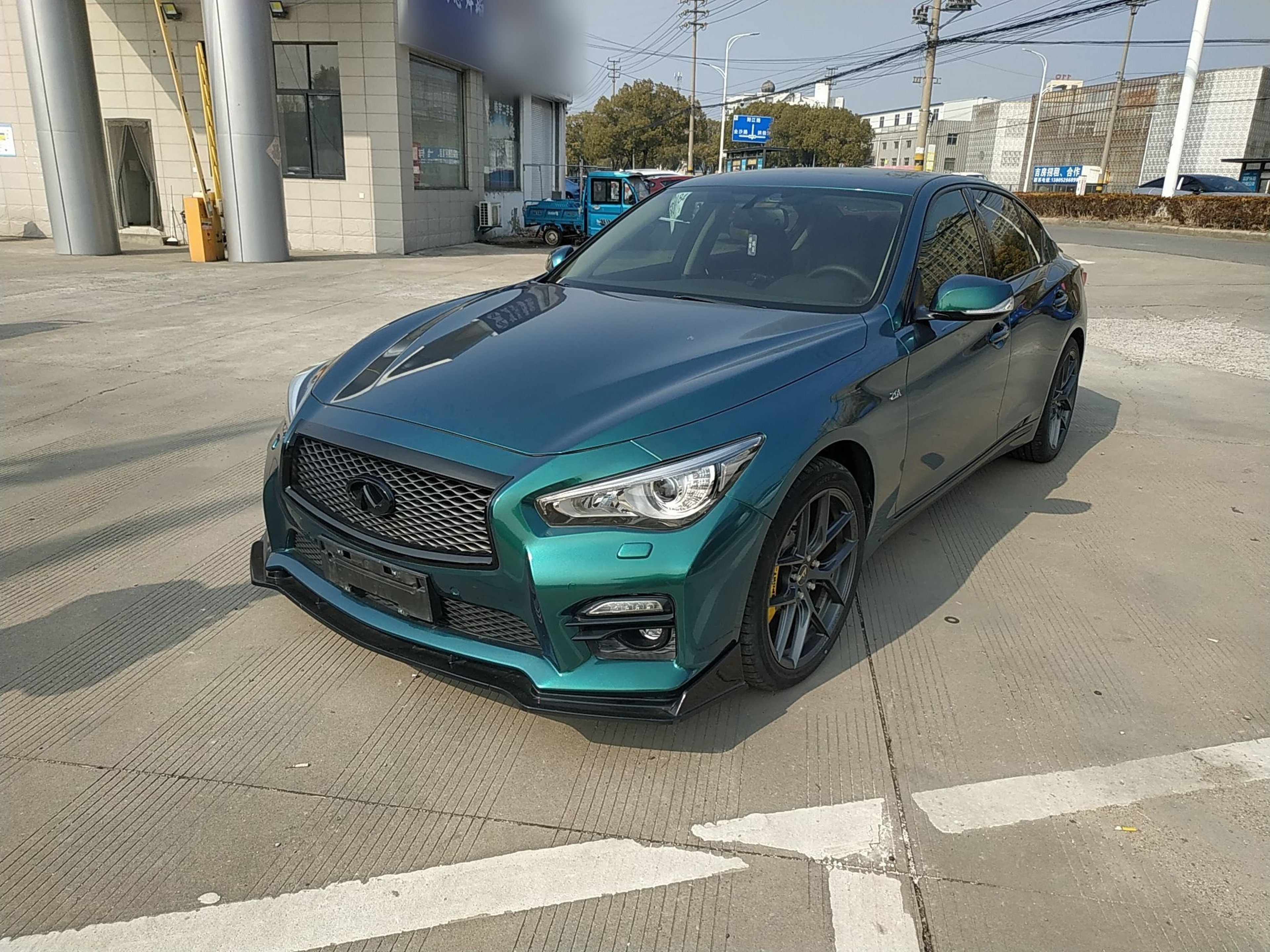 Под передней частью автомобиля