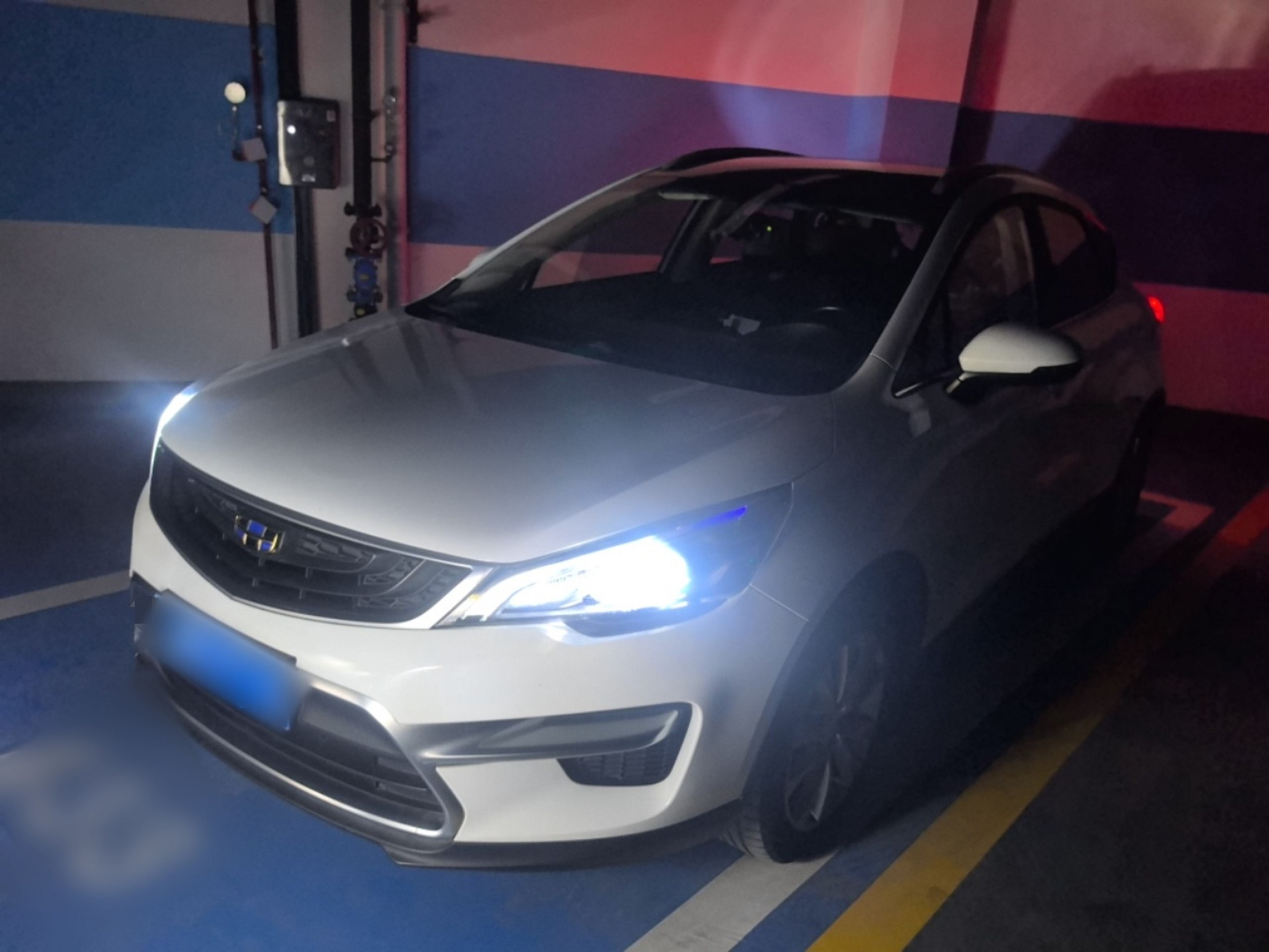 تحت مقدمة السيارة