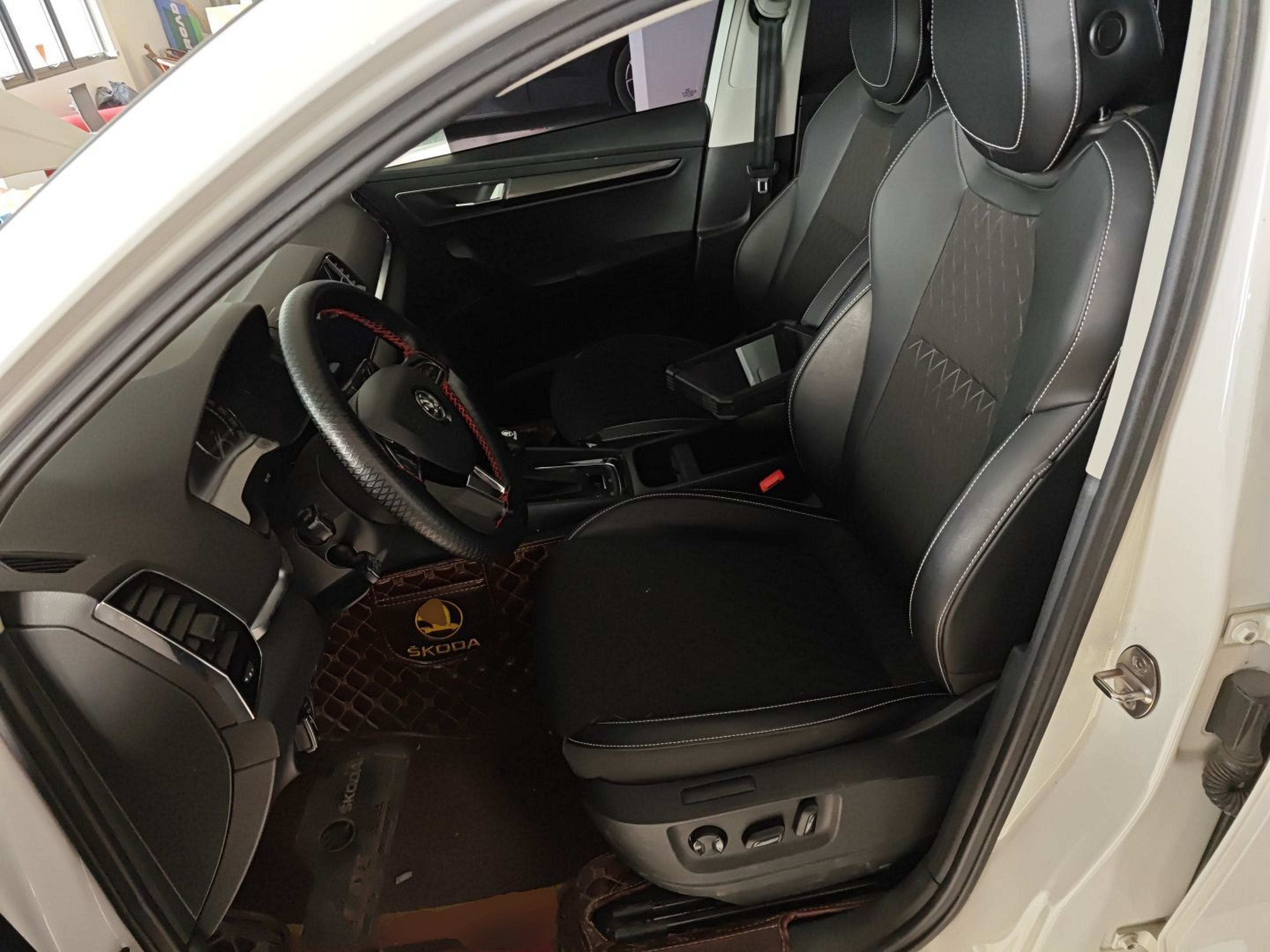 المقاعد الأمامية داخل السيارة