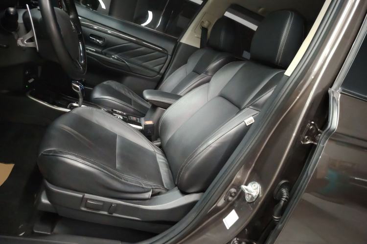 Used Mitsubishi Outlander 2019 2.4L 4x4 Zhi Xiang Edition 5 Seats China V Emission Standard
