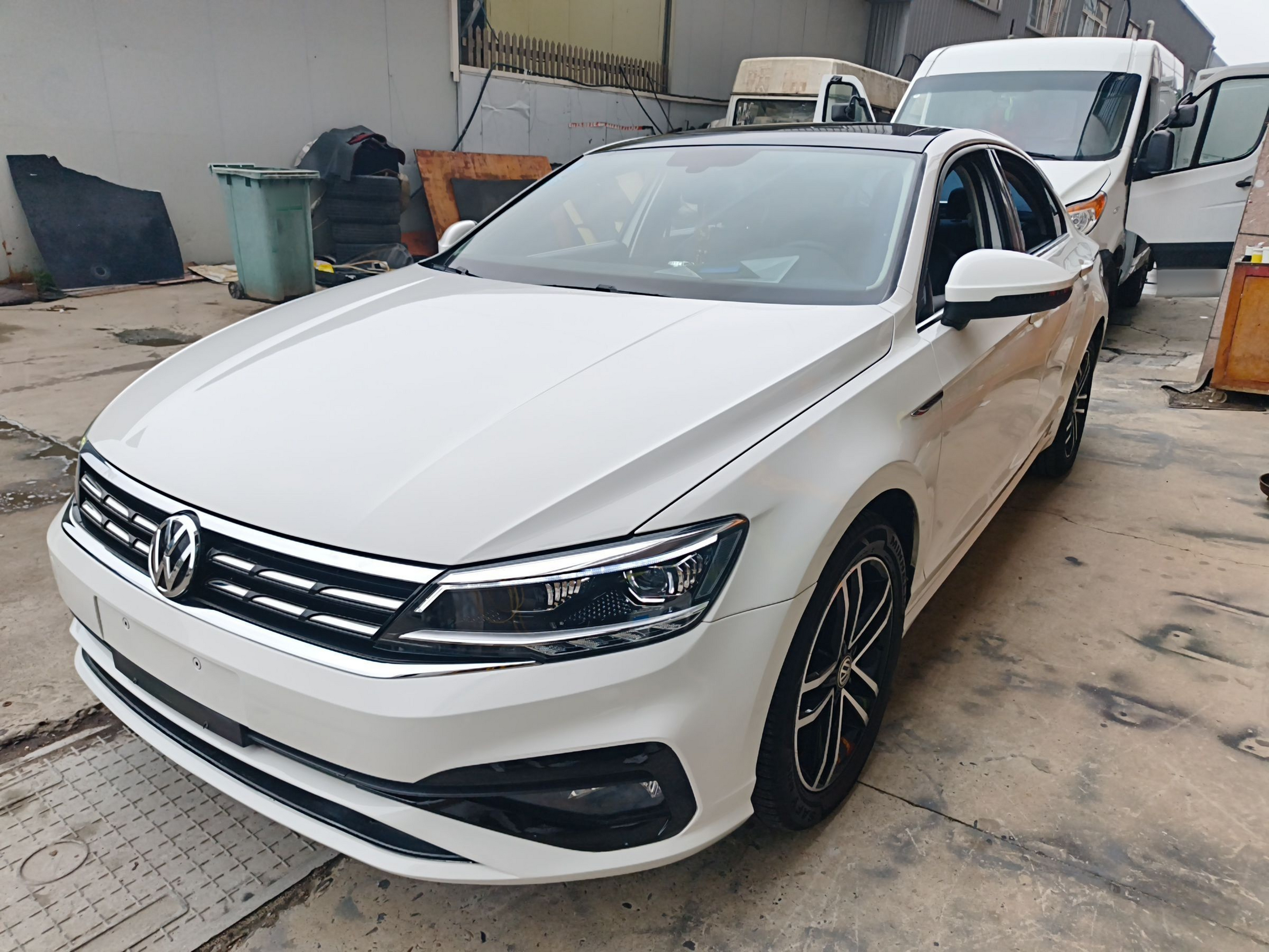 Под передней частью автомобиля