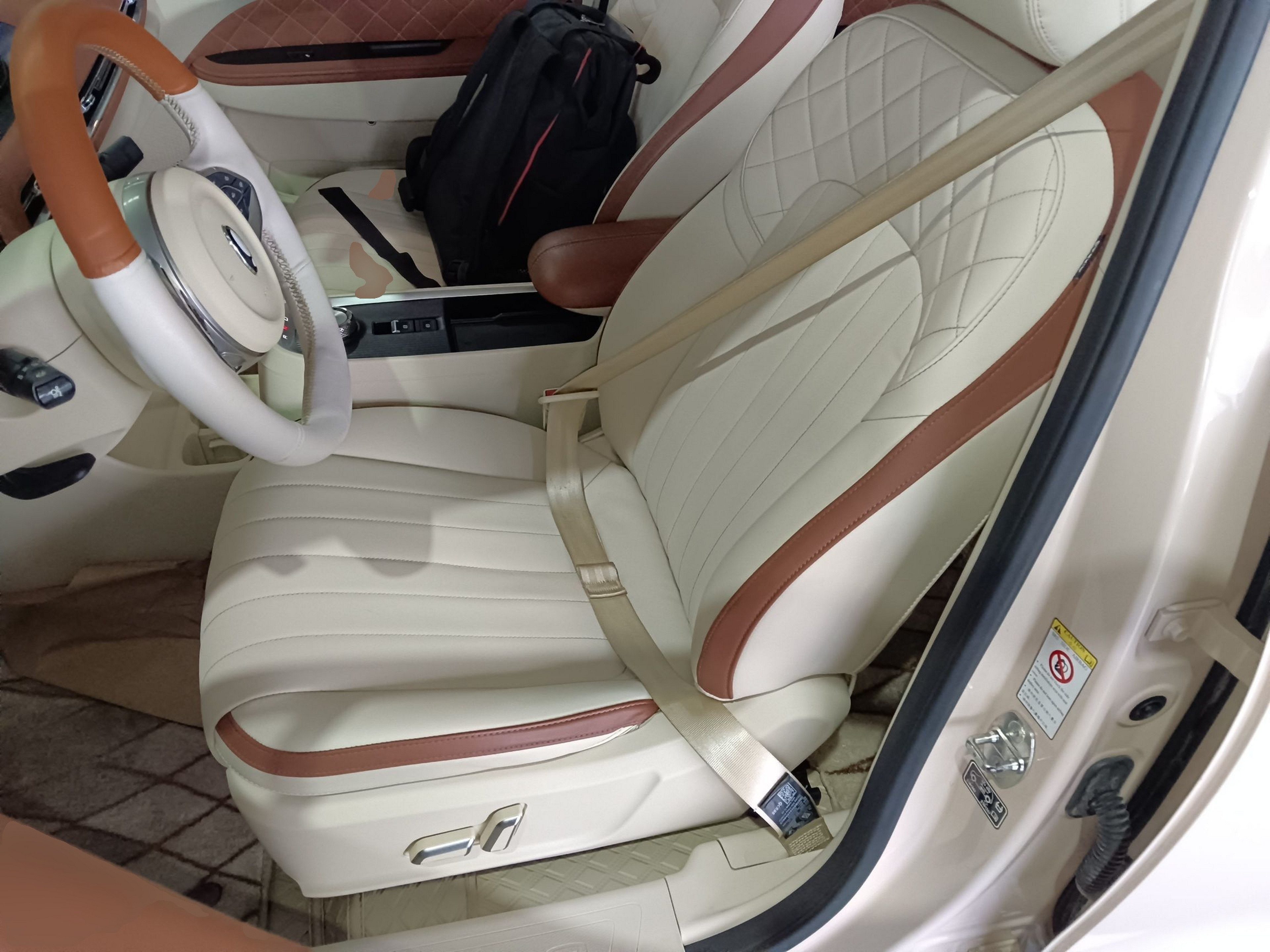 المقاعد الأمامية داخل السيارة