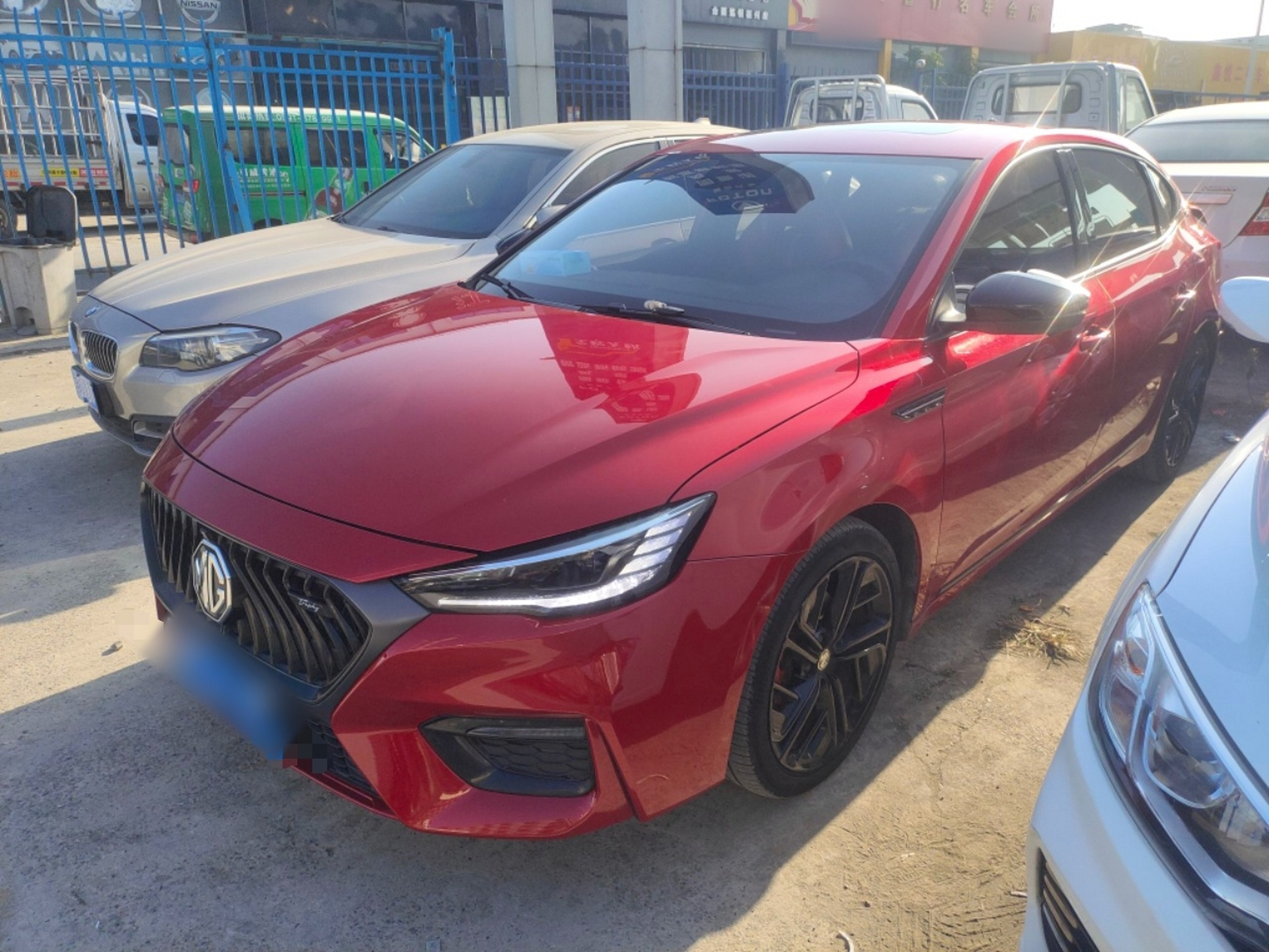 تحت مقدمة السيارة