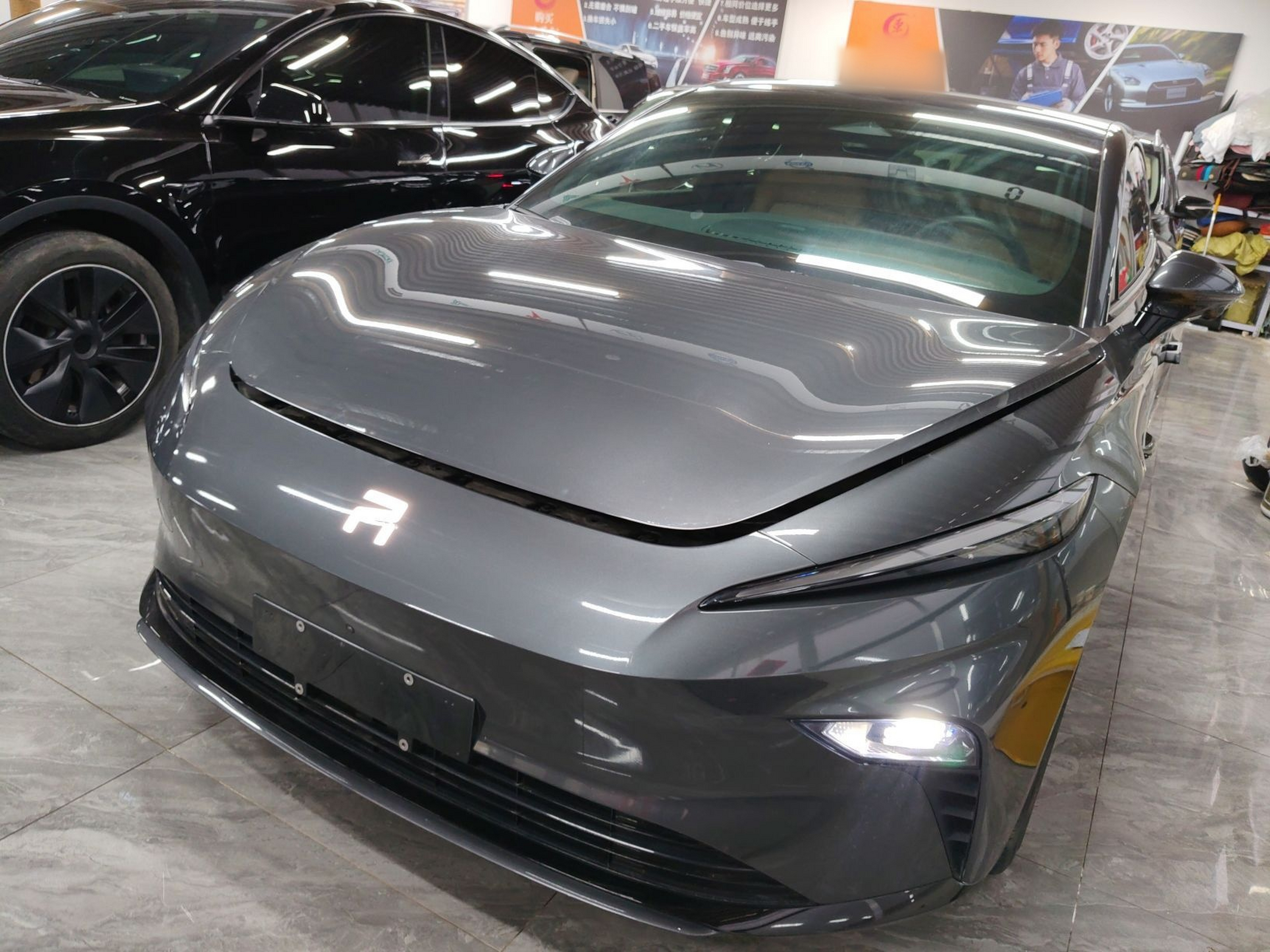 Под передней частью автомобиля