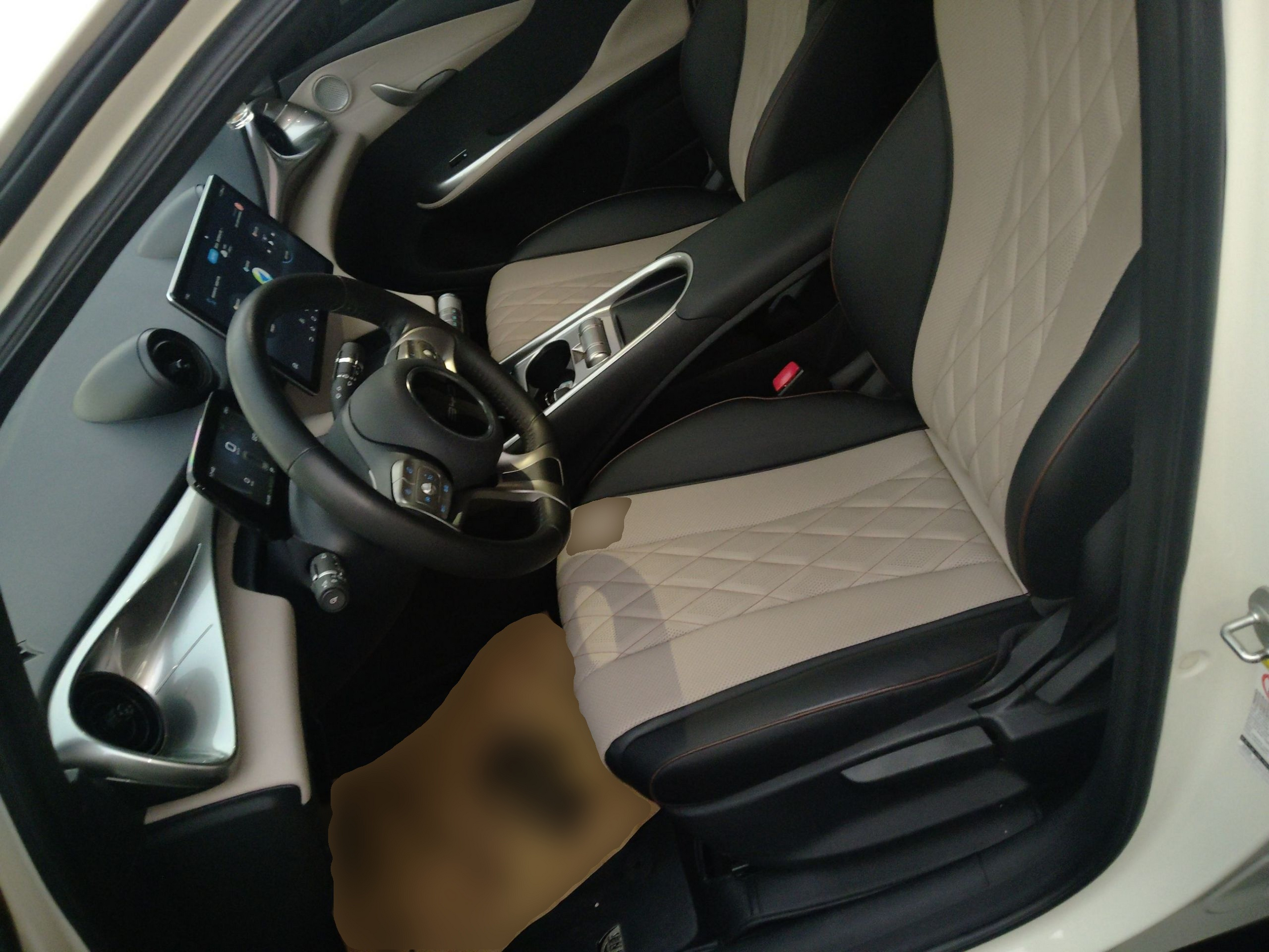 المقاعد الأمامية داخل السيارة