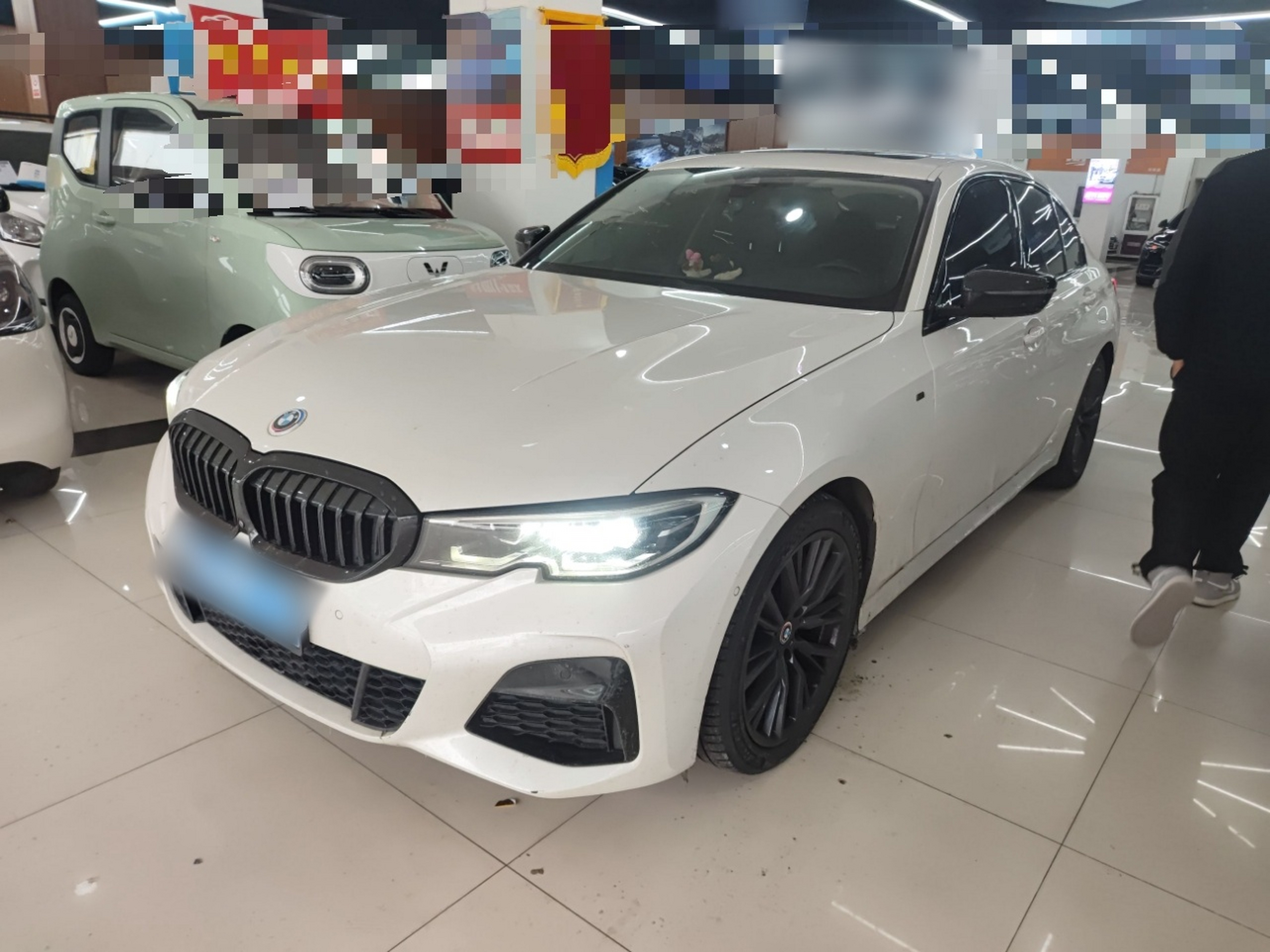 تحت مقدمة السيارة