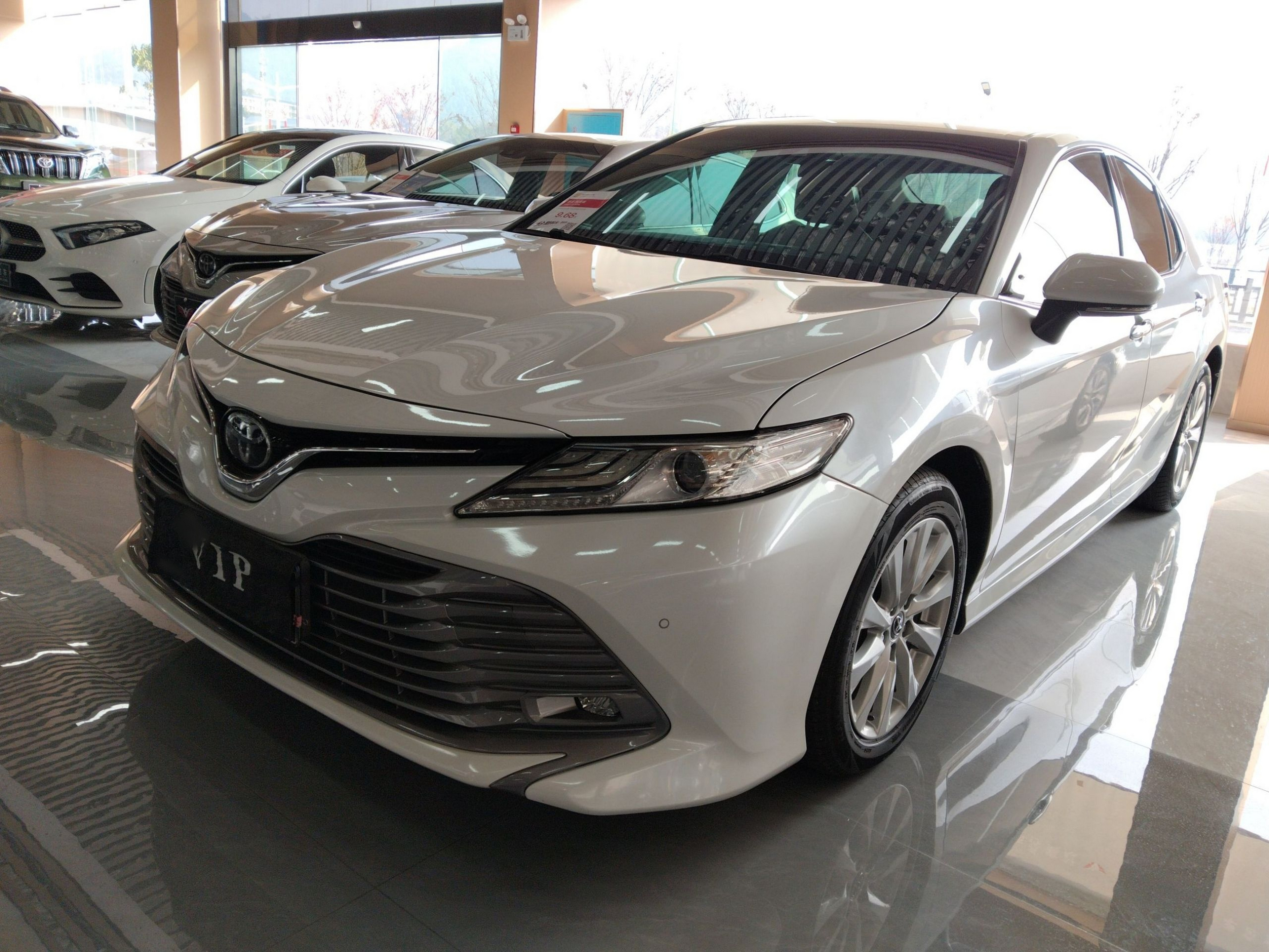 Под передней частью автомобиля