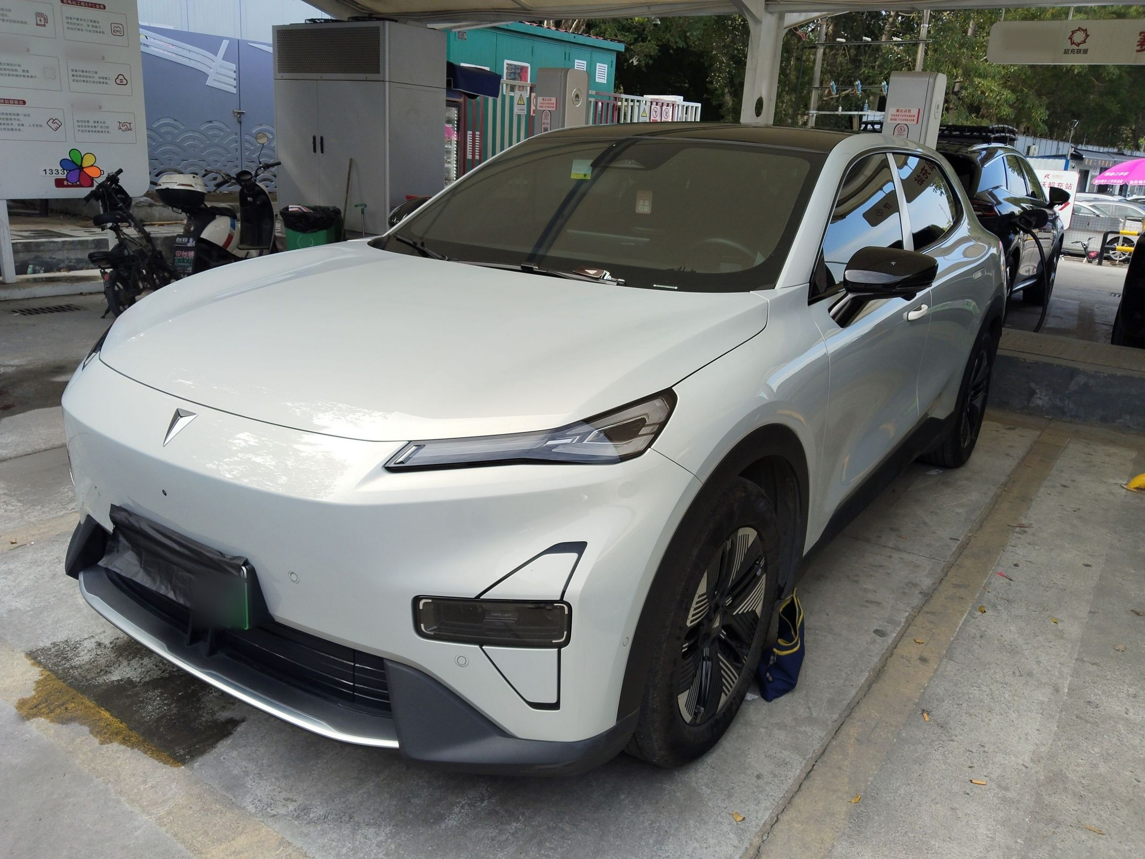 Под передней частью автомобиля