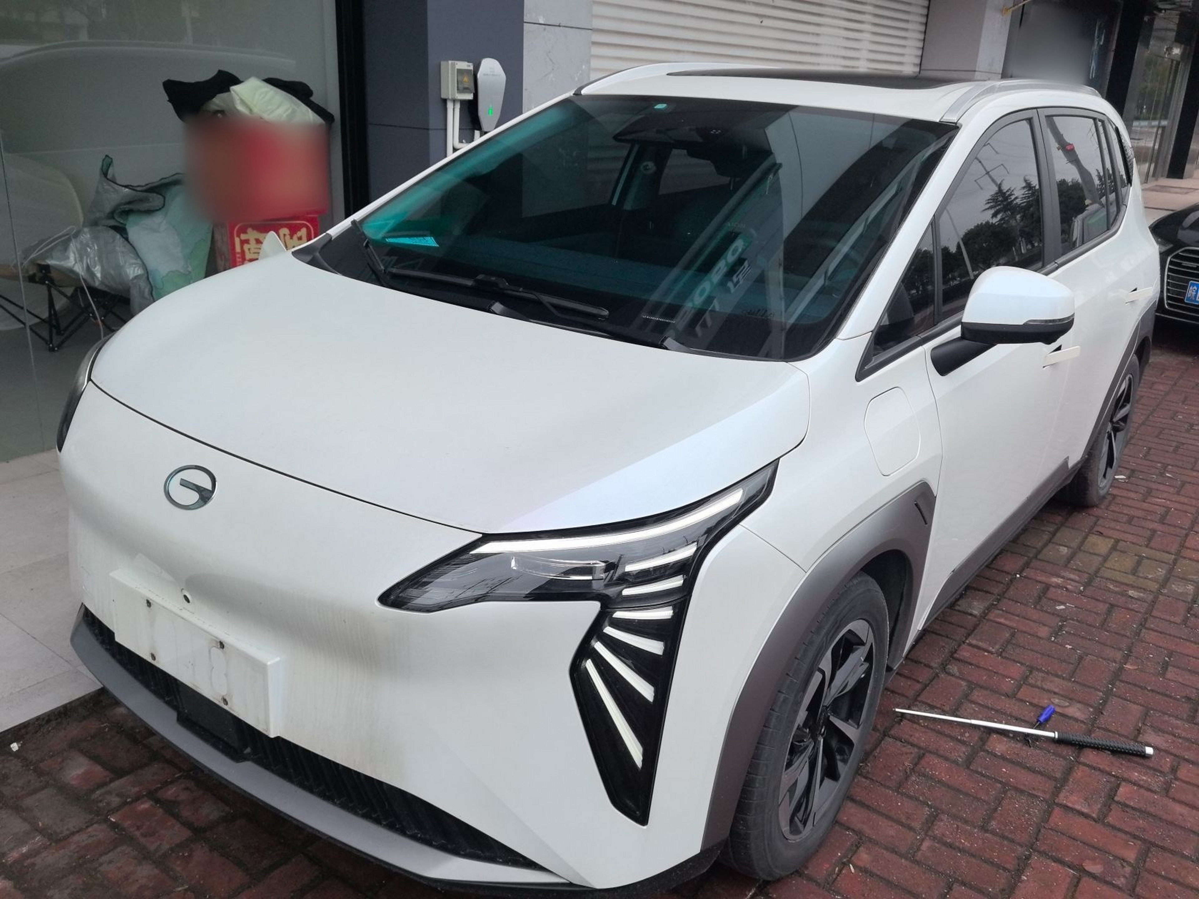 Под передней частью автомобиля