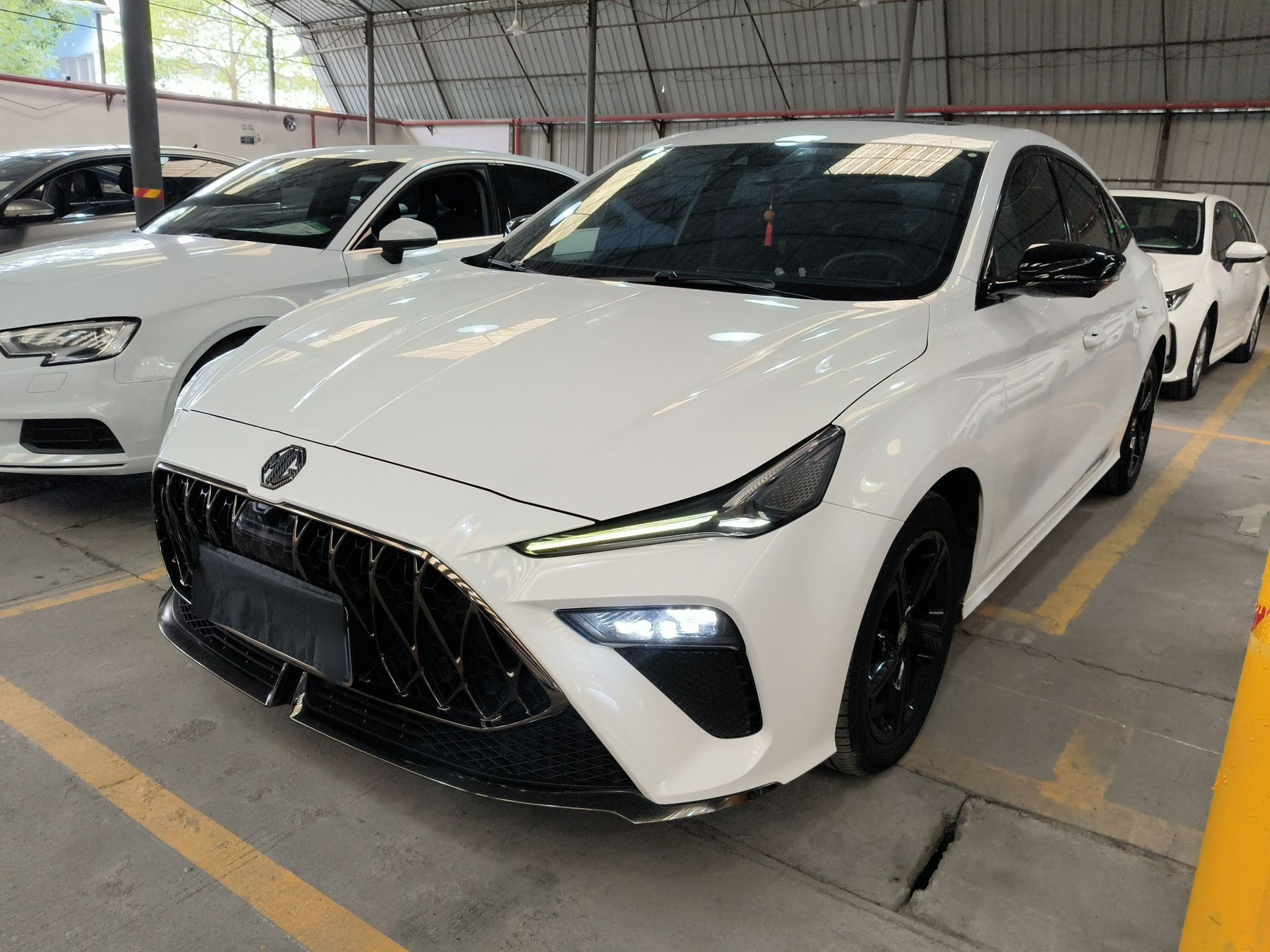 تحت مقدمة السيارة