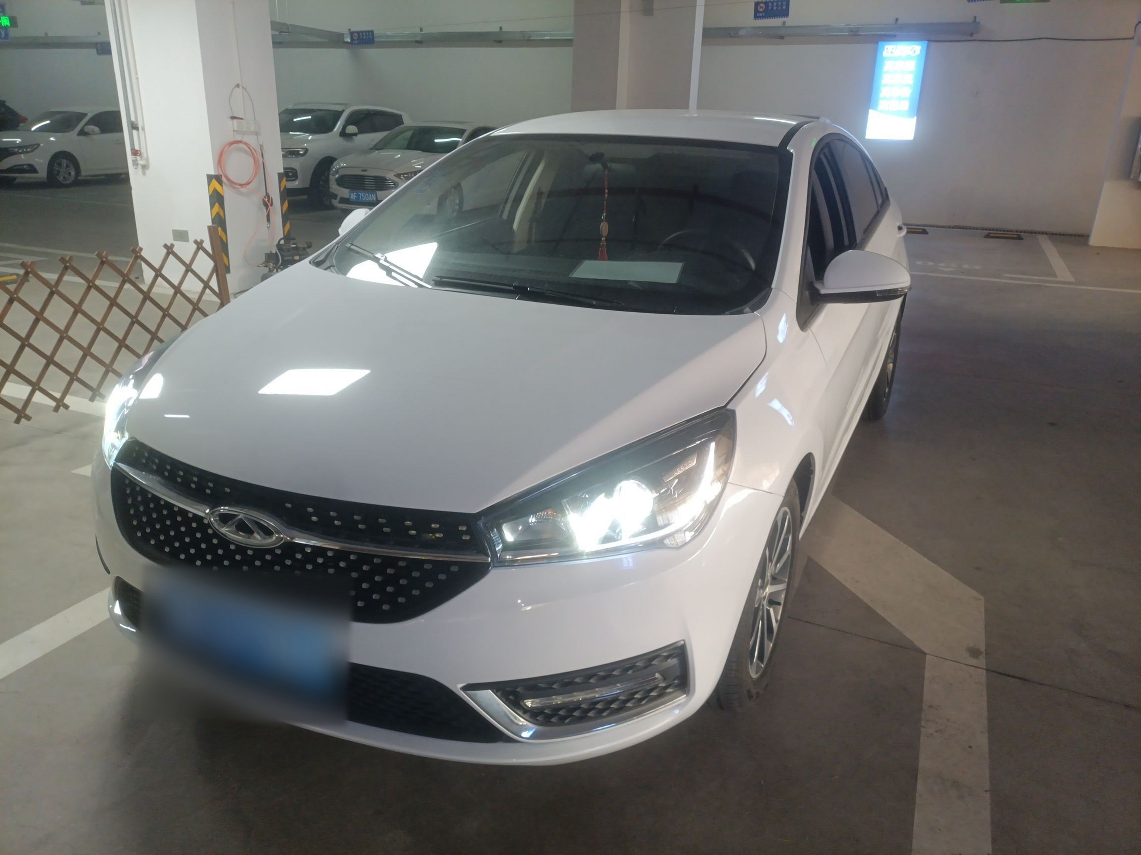 Под передней частью автомобиля