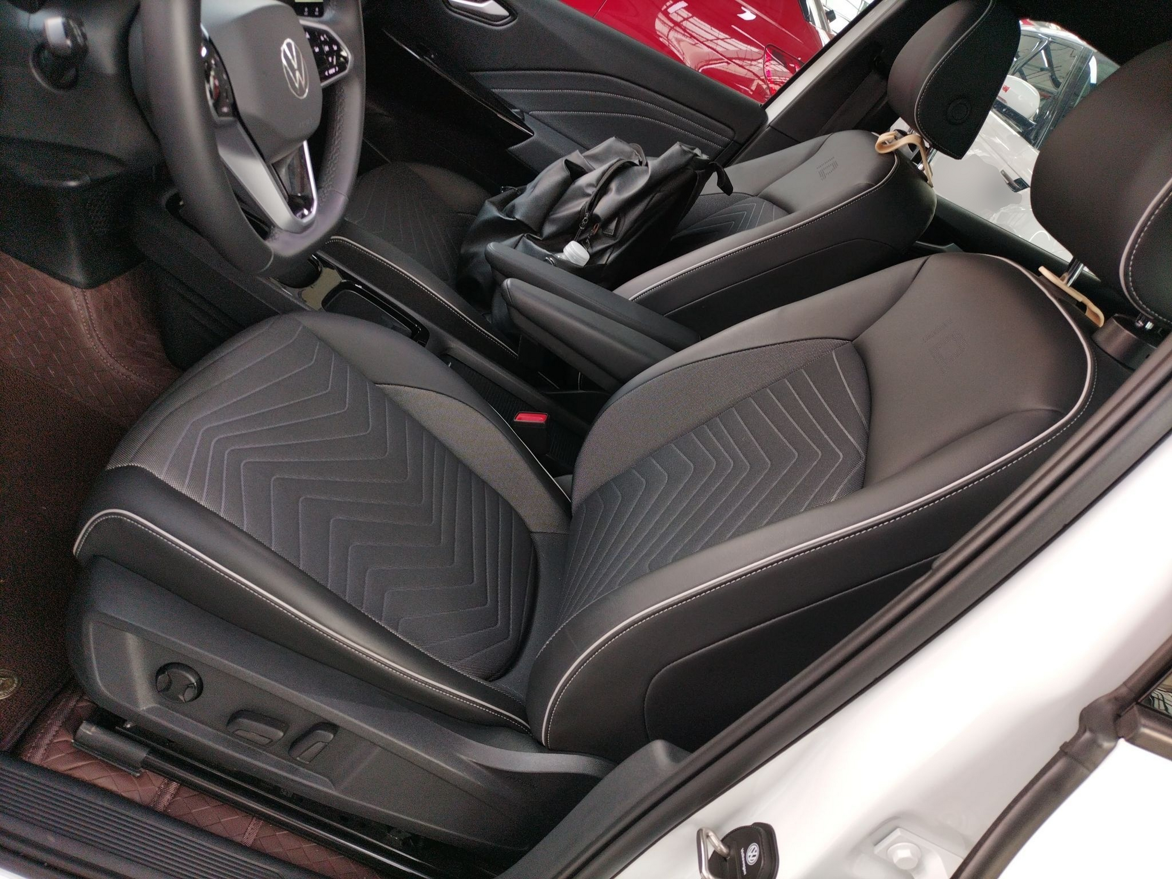 المقاعد الأمامية داخل السيارة