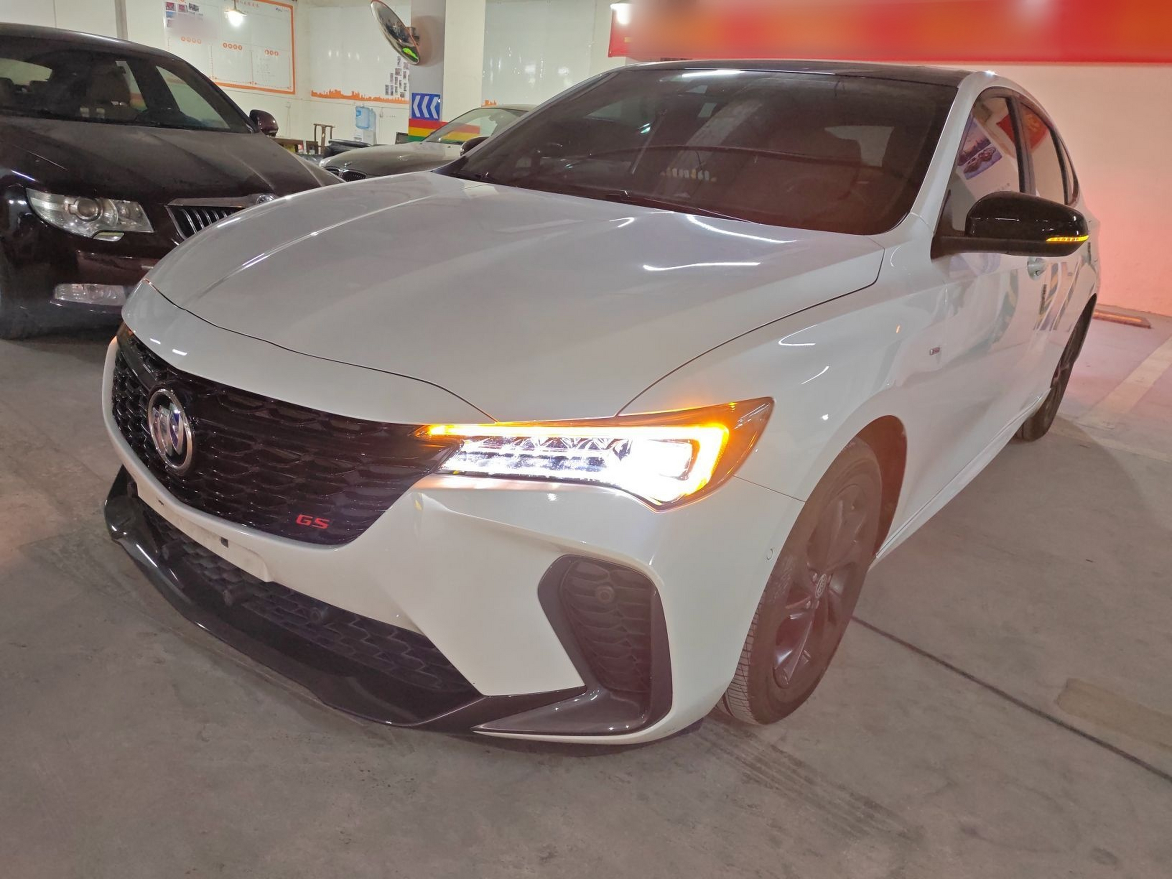 تحت مقدمة السيارة