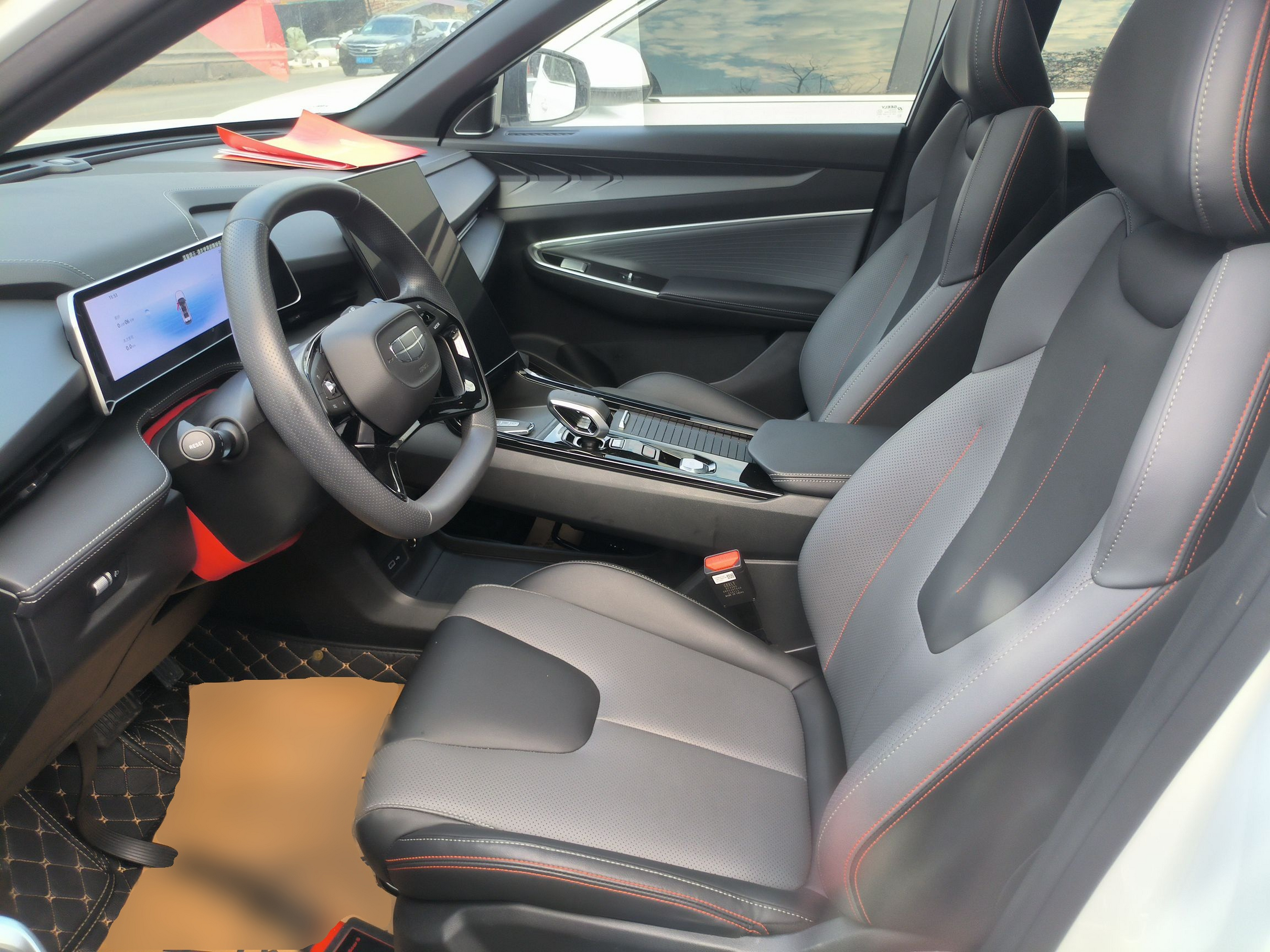 المقاعد الأمامية داخل السيارة