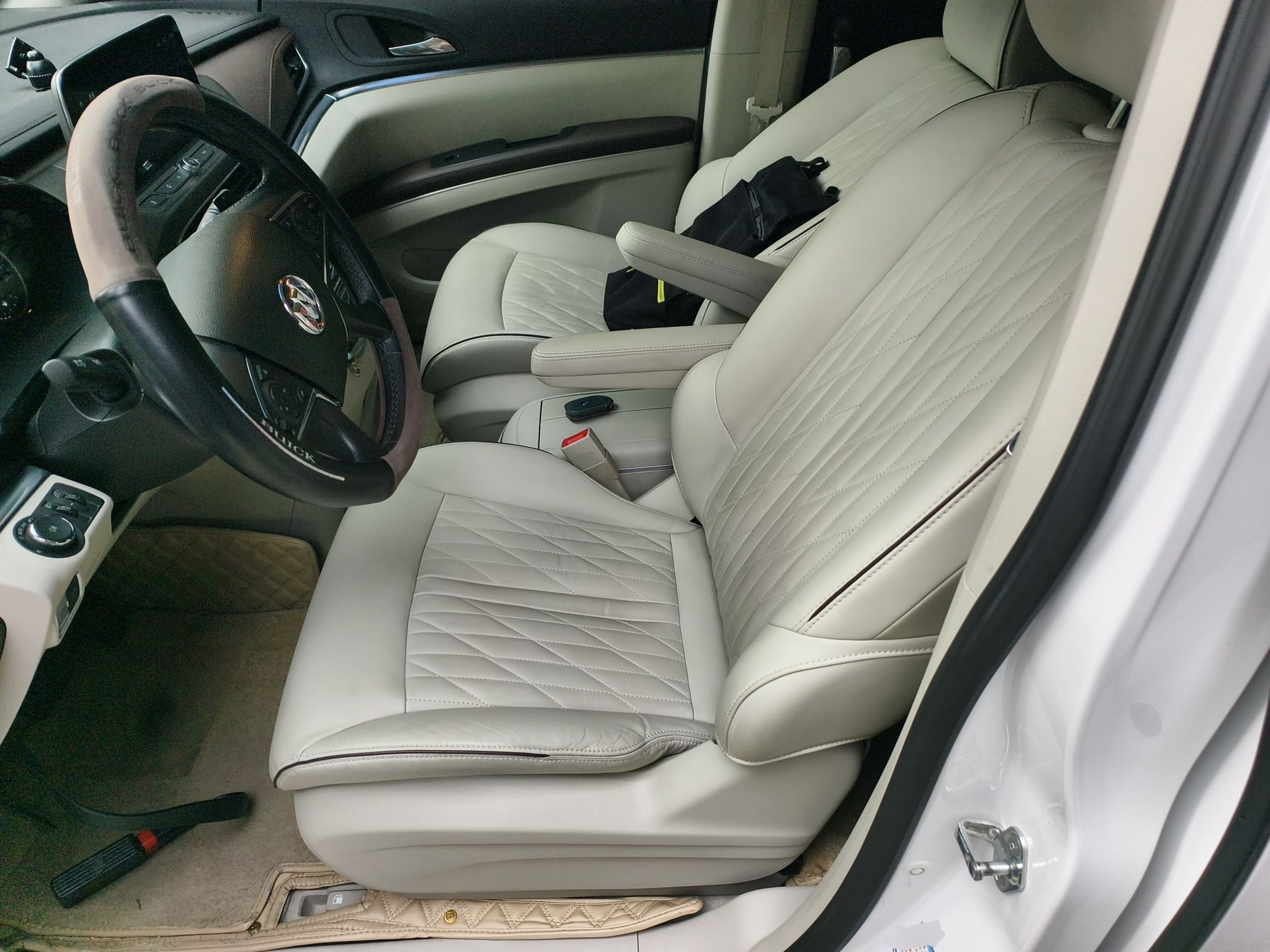 Переднее сиденье в автомобиле