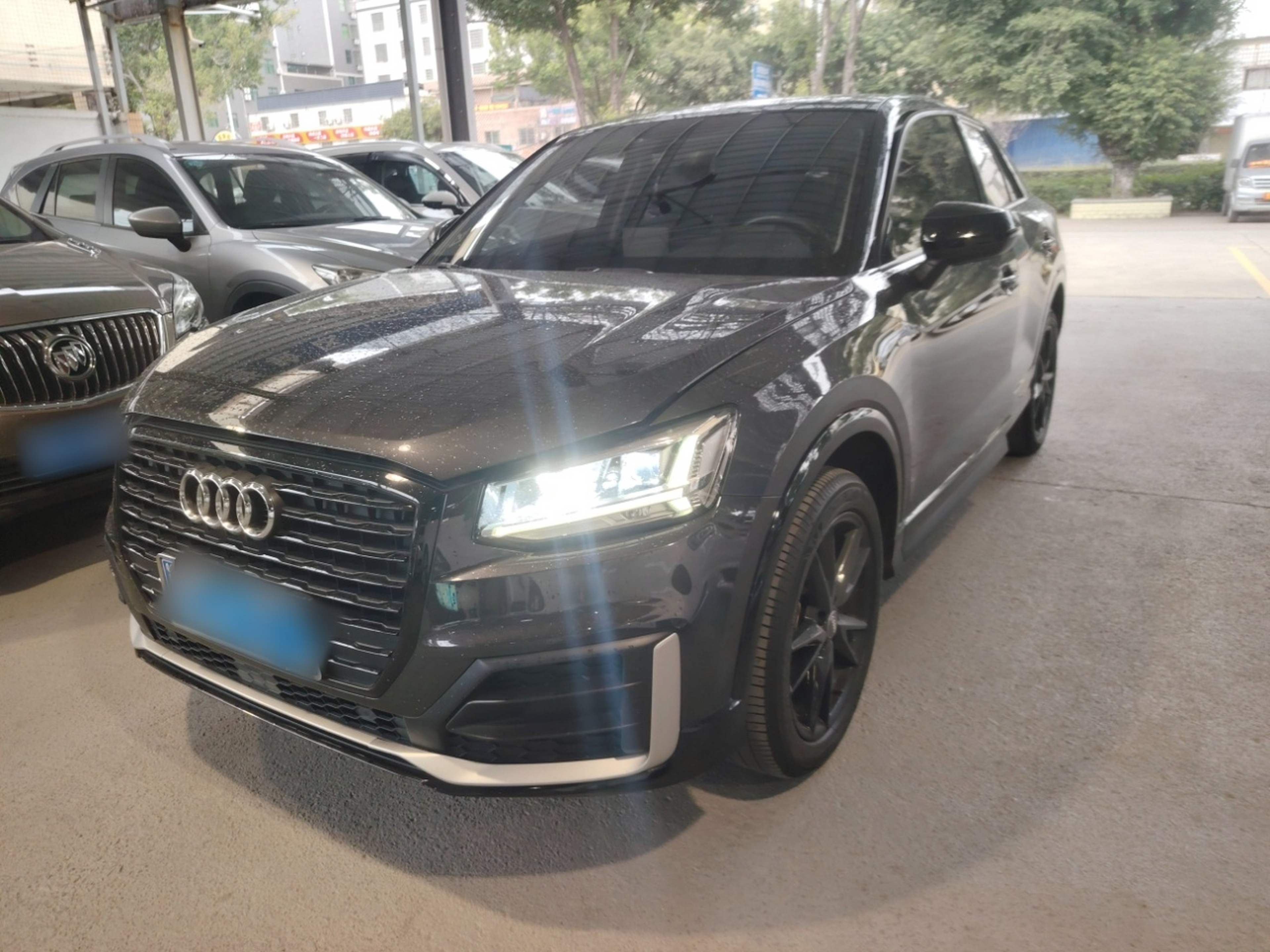 تحت مقدمة السيارة