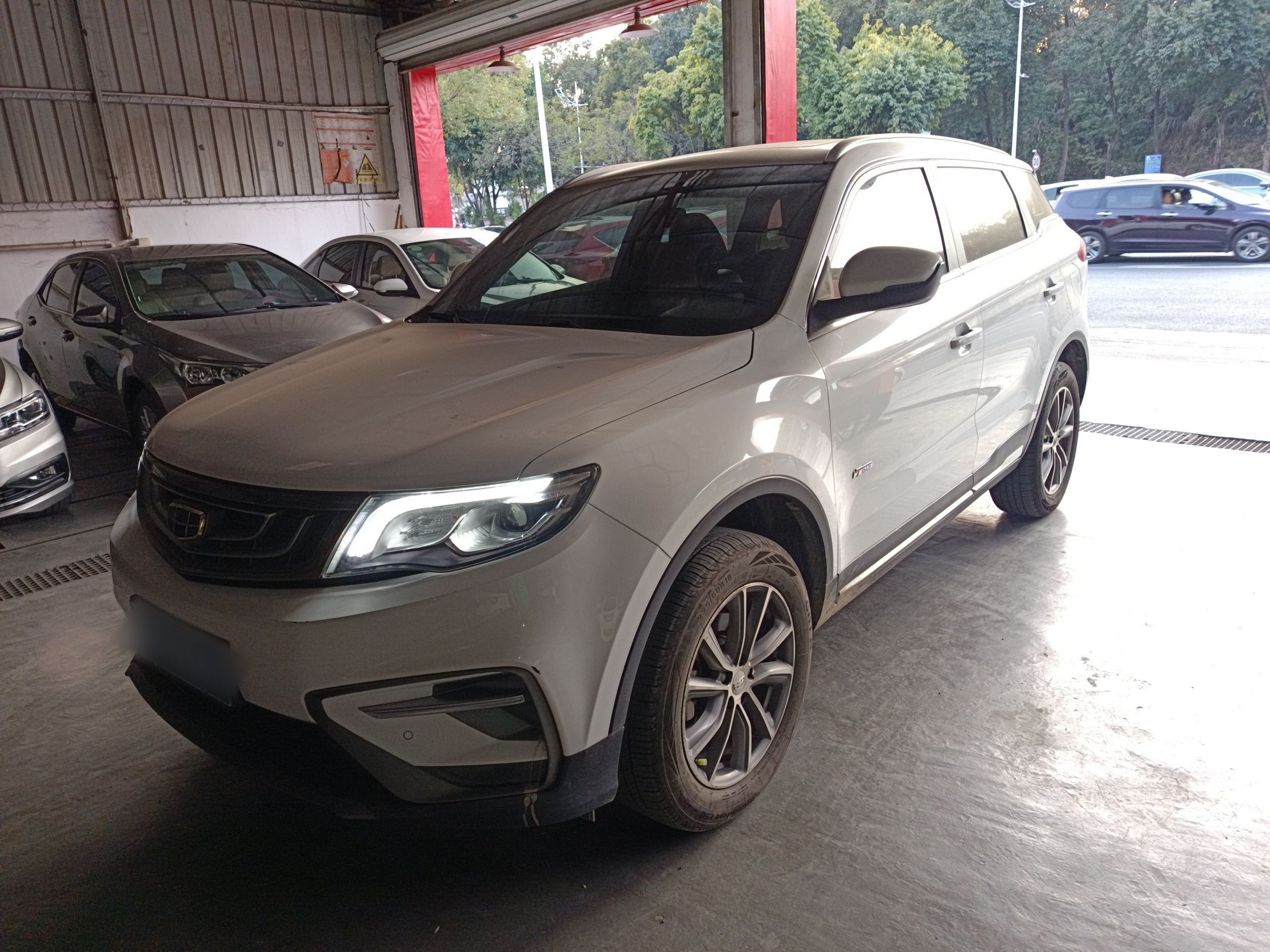 تحت مقدمة السيارة