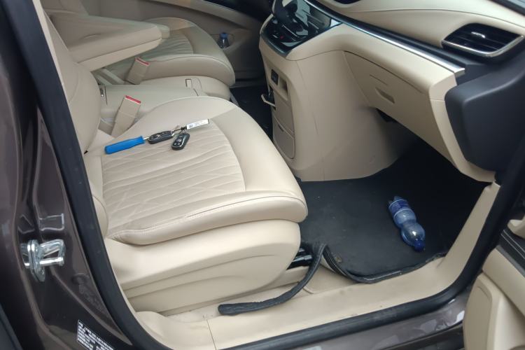 Used Buick GL8 2023 Facelifted Land Cruiser Executive Luxury Version
