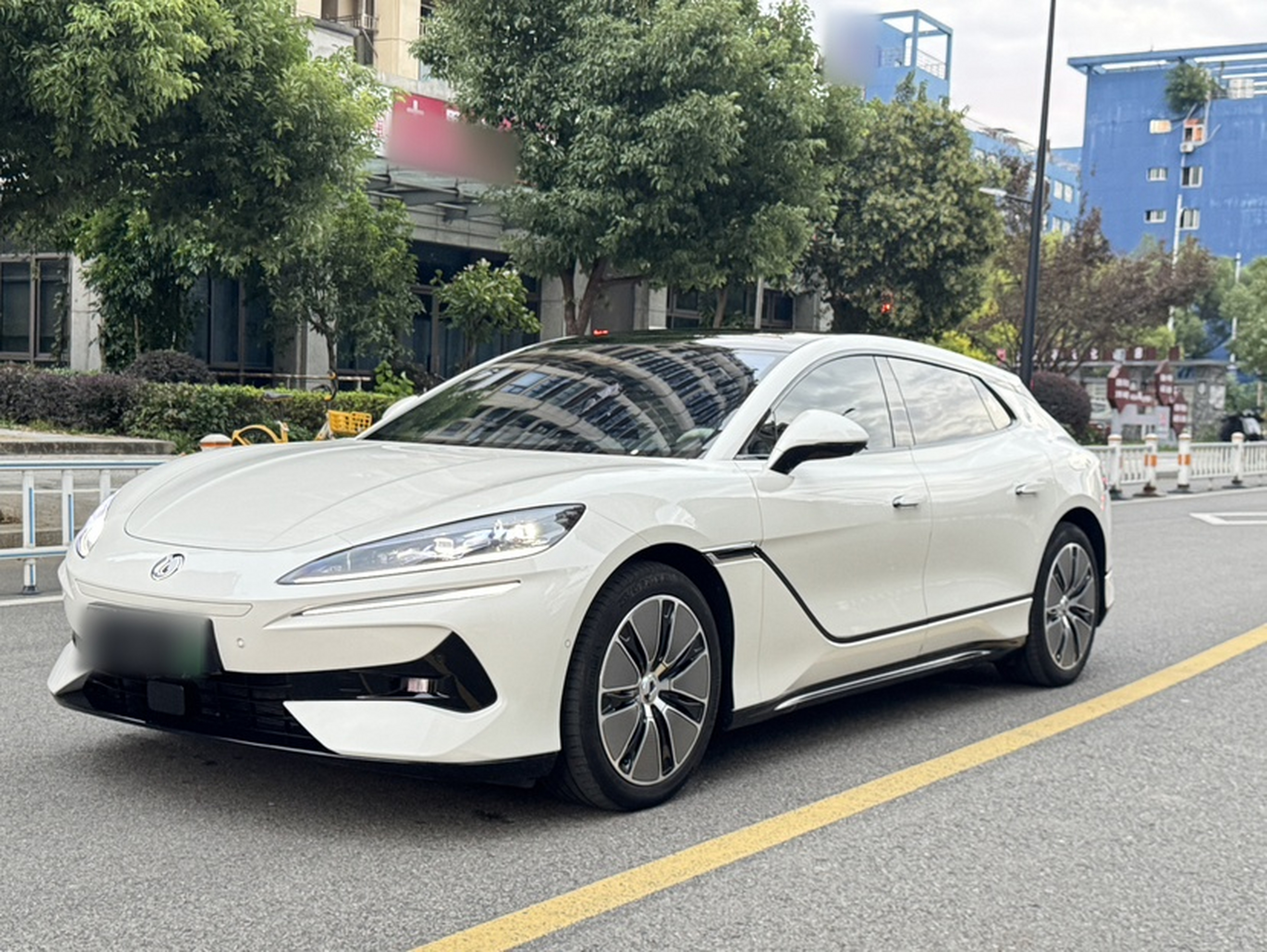 Под передней частью автомобиля