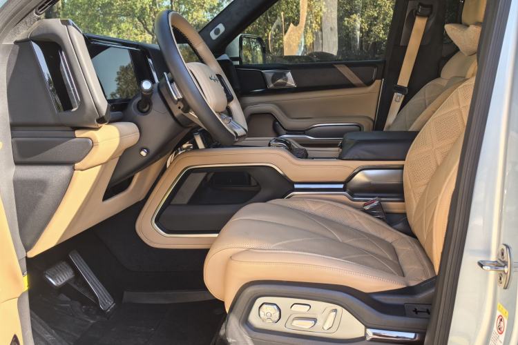 Used  Leopard 8 2025 Smart & Brave Luxury Edition 6 Seats