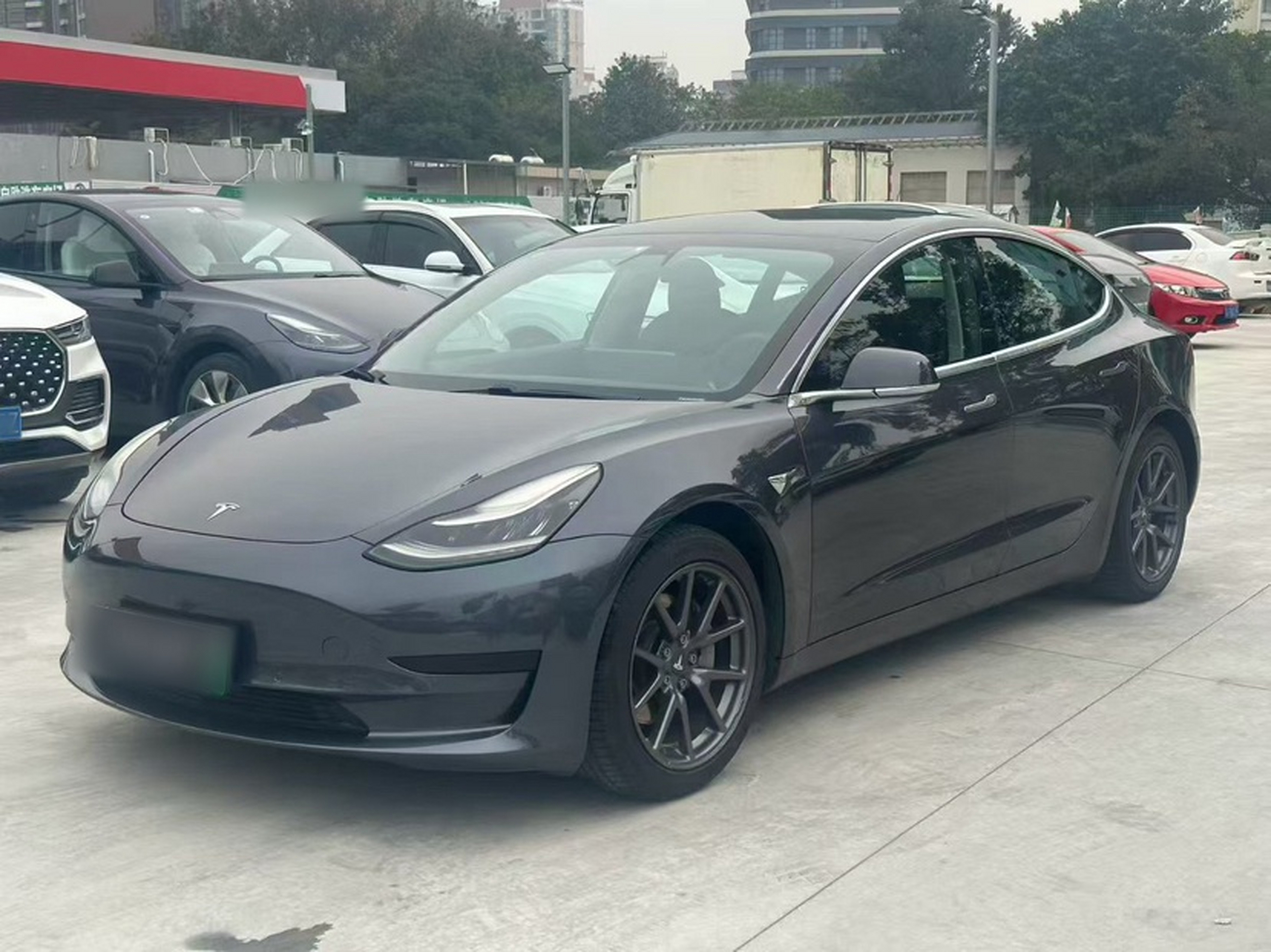 Под передней частью автомобиля