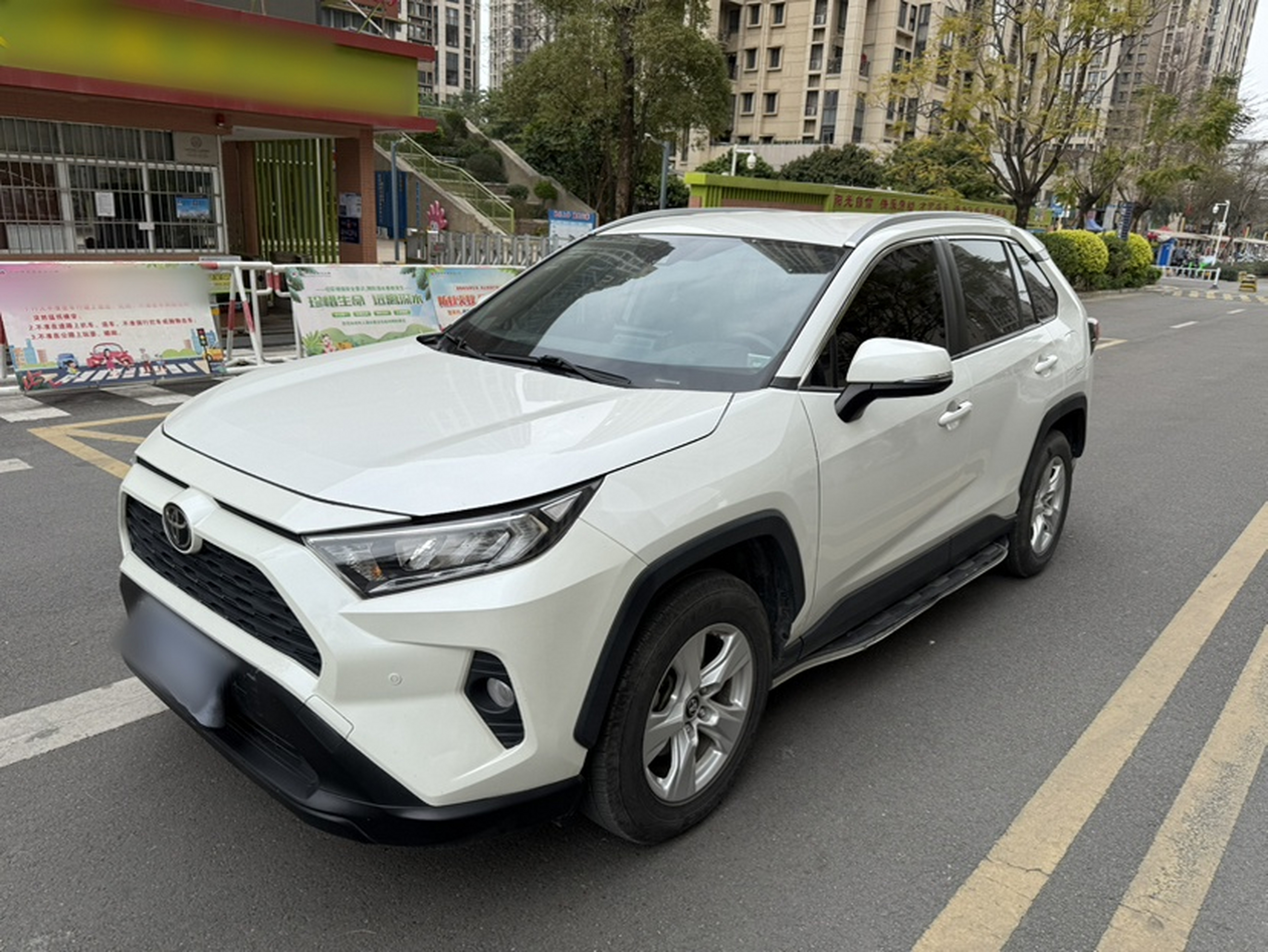 Под передней частью автомобиля