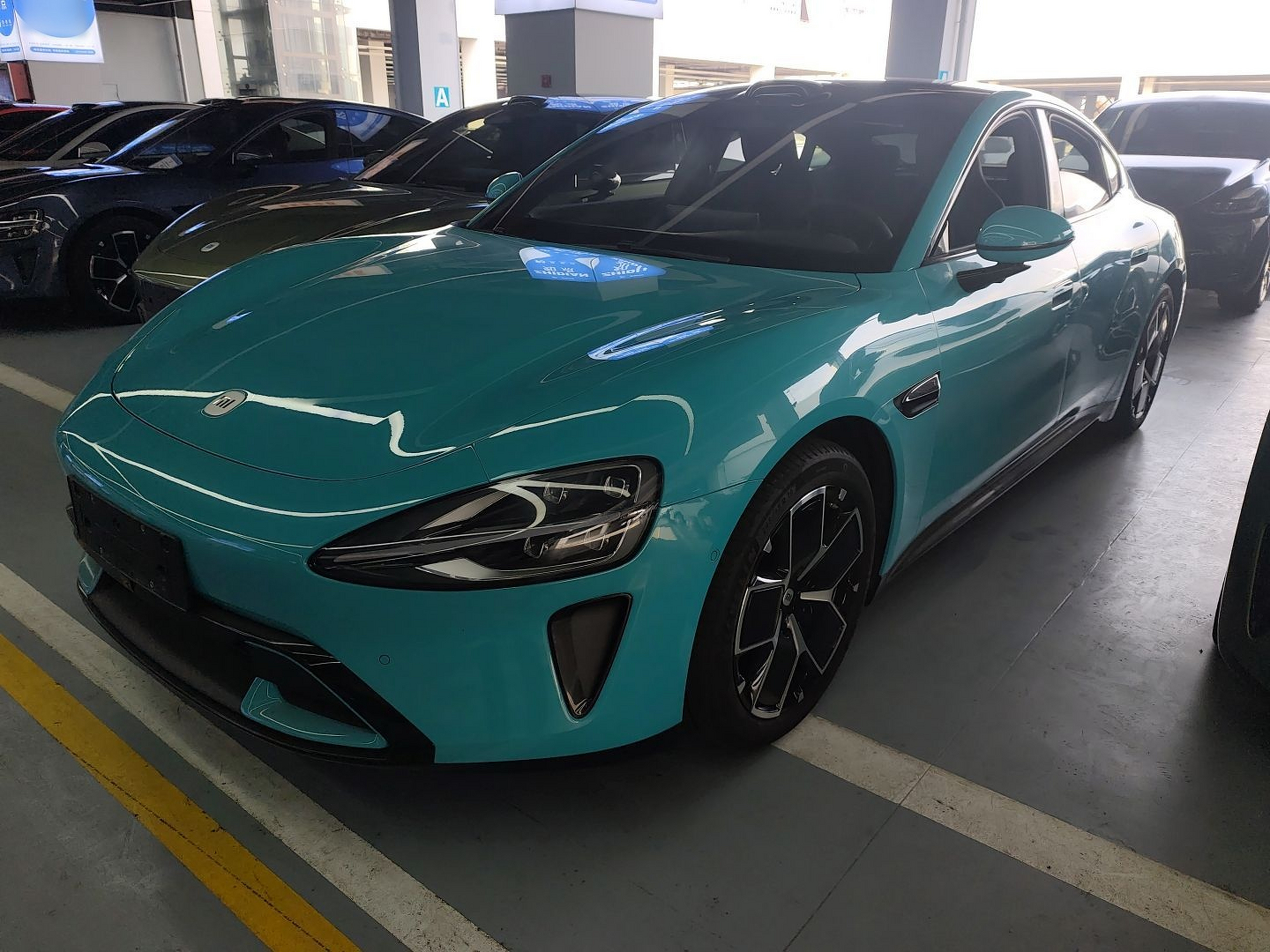 تحت مقدمة السيارة