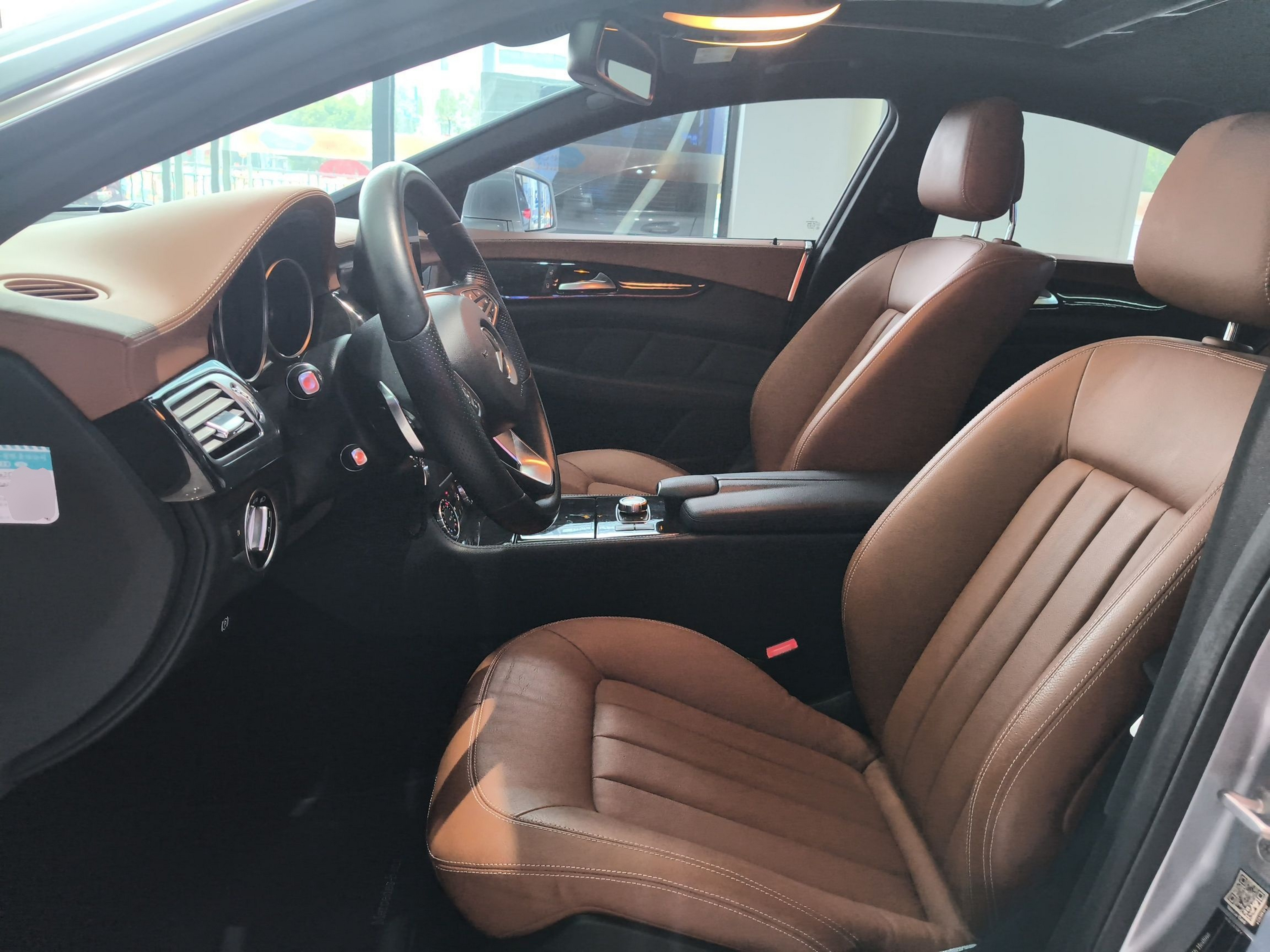 المقاعد الأمامية داخل السيارة