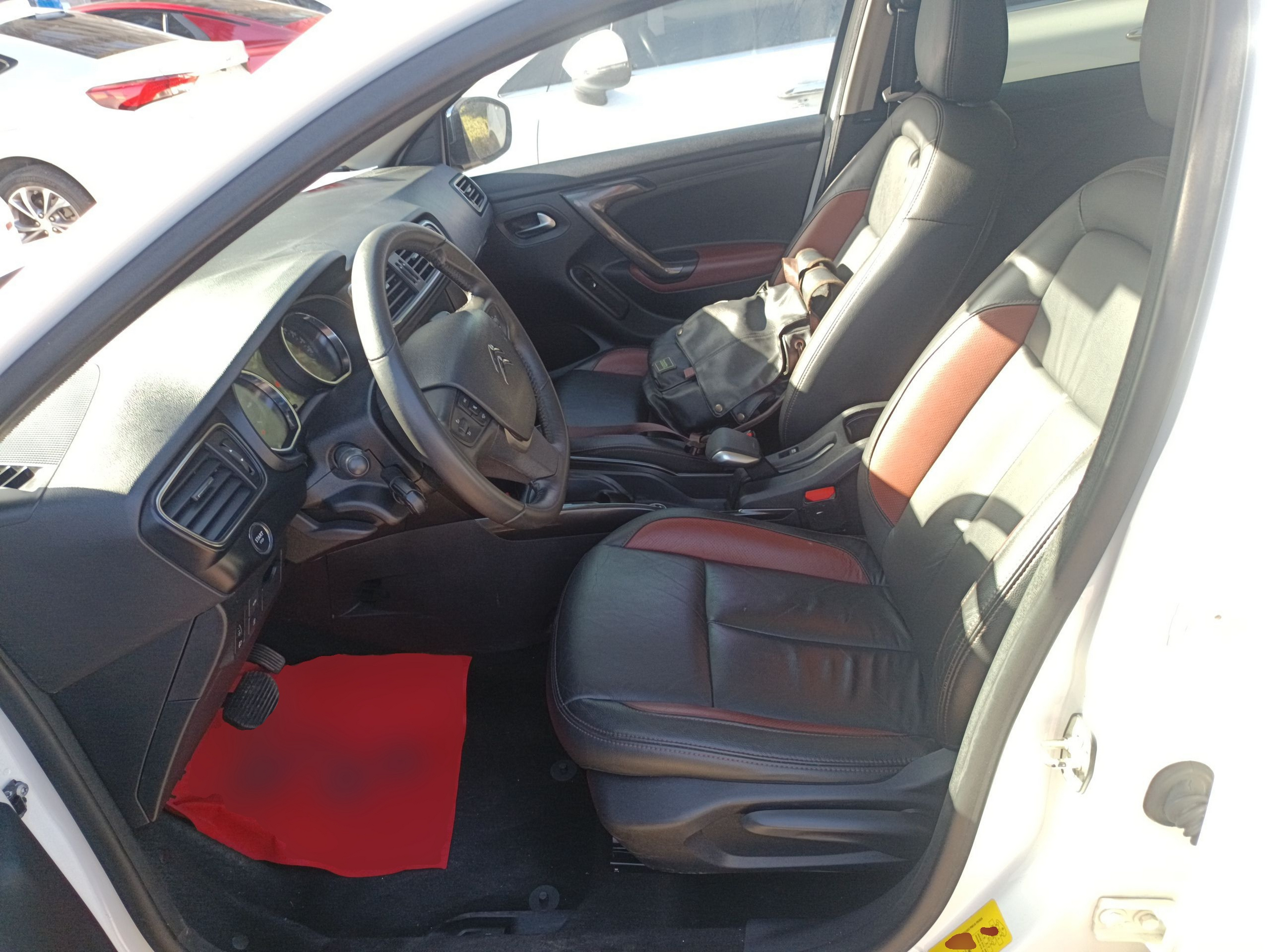 المقاعد الأمامية داخل السيارة