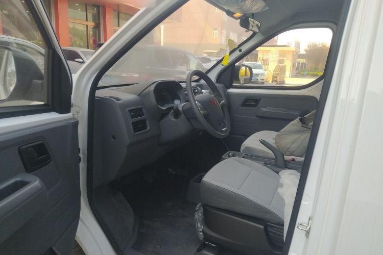 Used Wuling Yangguang 2024 300km Comfort-Grade Passenger Van 60kW