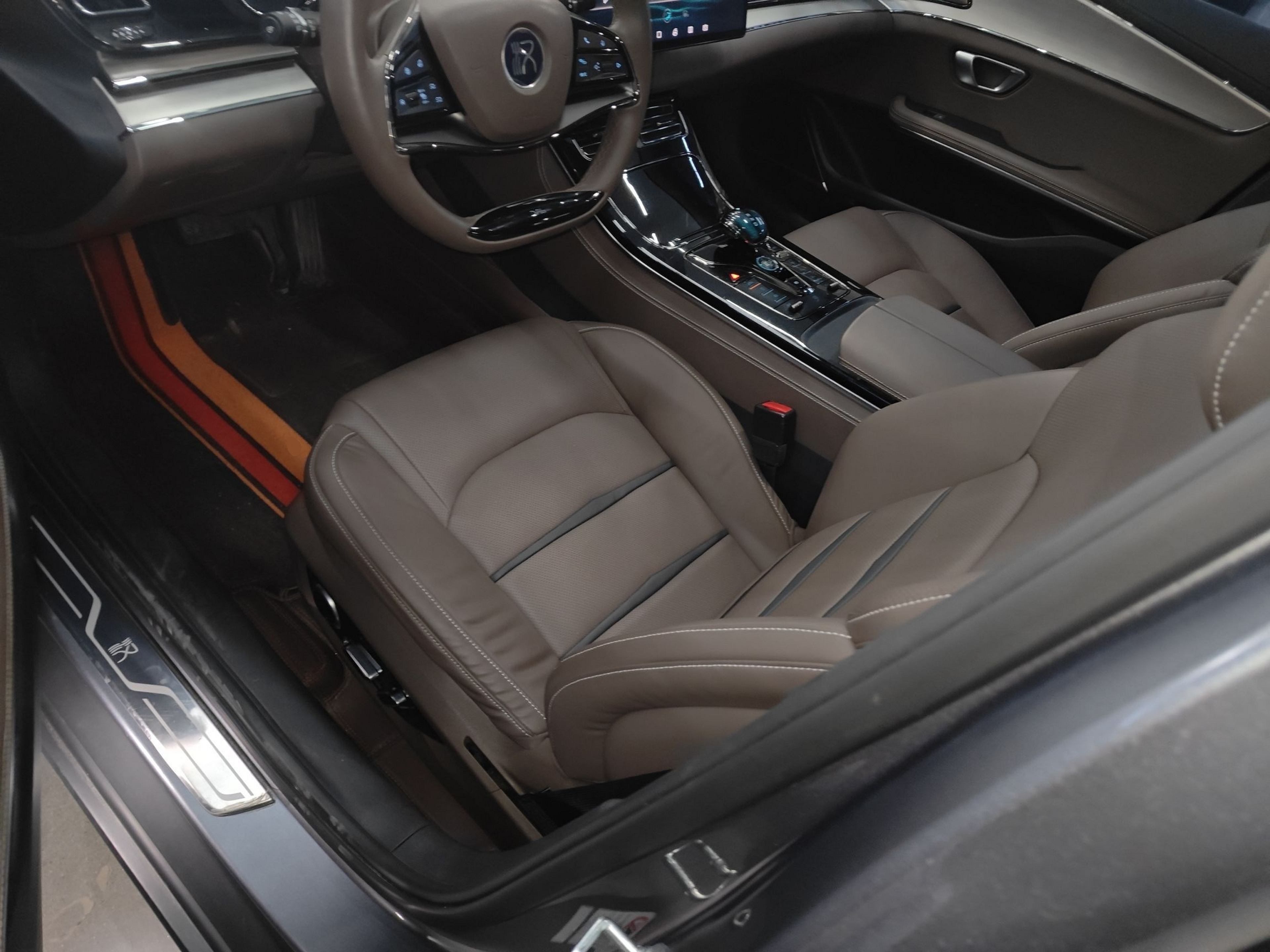 Переднее сиденье в автомобиле